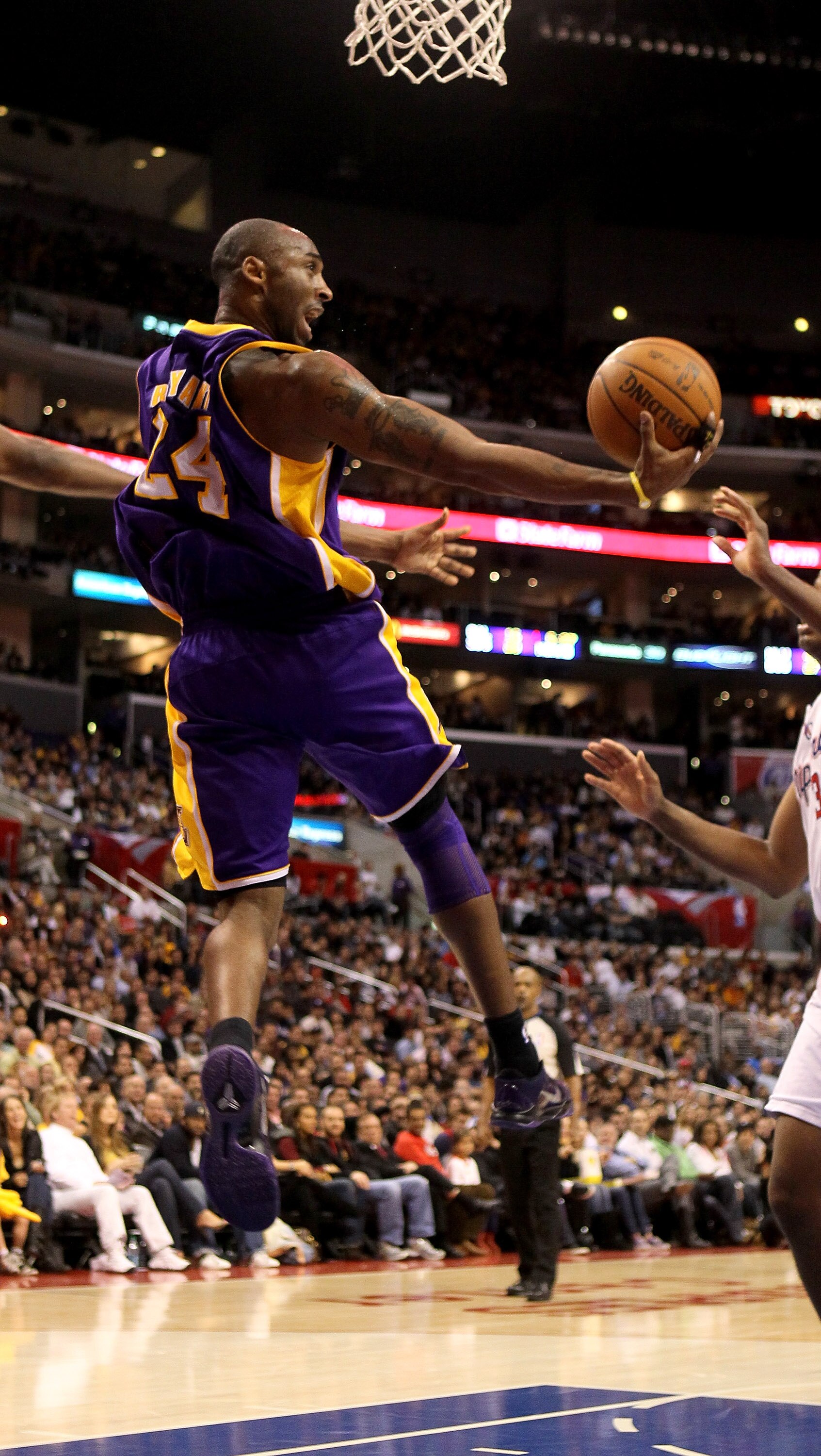 LOS ANGELES, CA - DECEMBER 8: Kobe Bryant #24 of the Los Angeles Lakers goes up for a shot against the Los Angeles Clippers at Staples Center on December 8, 2010 in Los Angeles, California.  NOTE TO USER: User expressly acknowledges and agrees that, by do