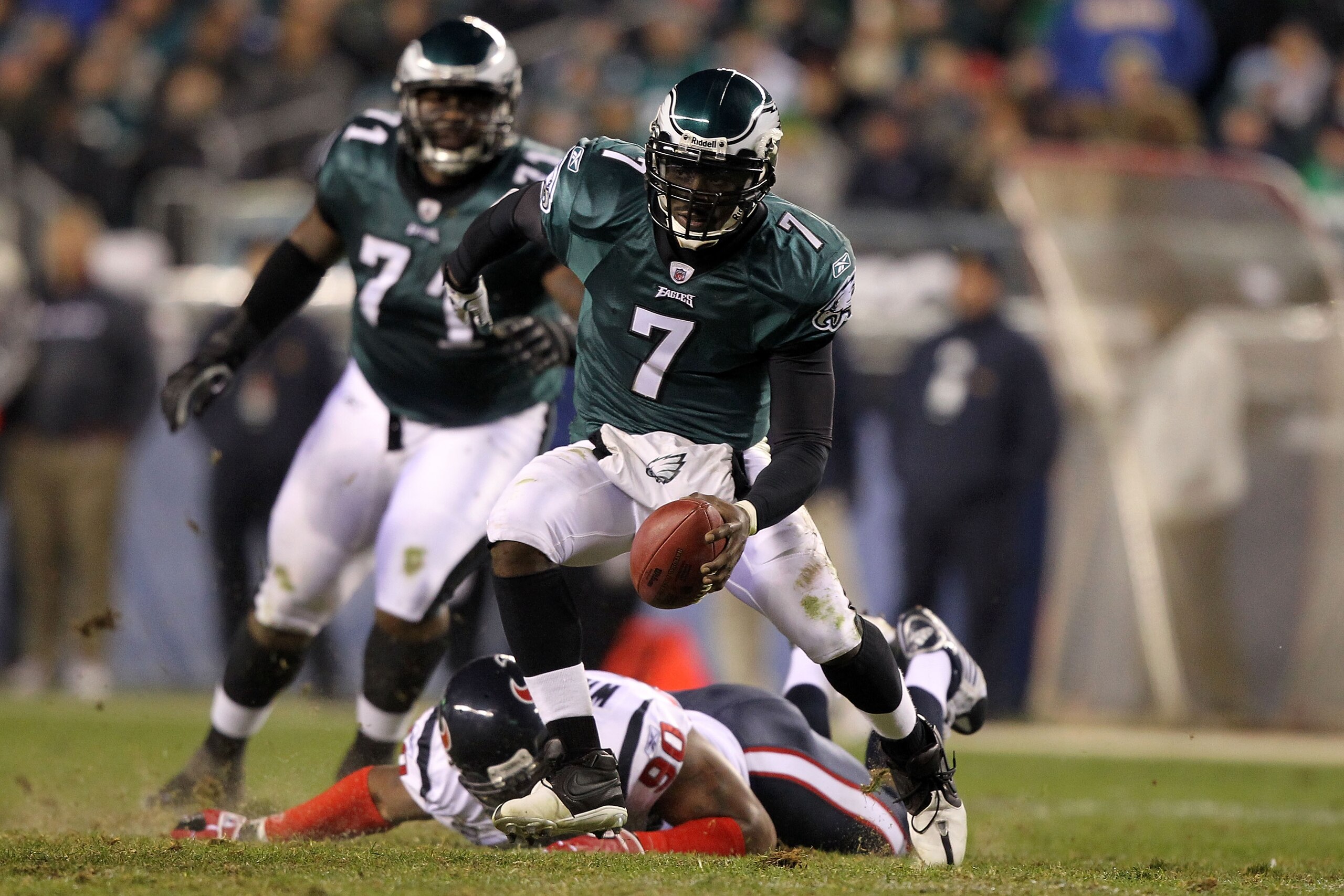 PHILADELPHIA, PA - DECEMBER 02:  Michael Vick #7 of the Philadelphia Eagles runs with the ball against the Houston Texans at Lincoln Financial Field on December 2, 2010 in Philadelphia, Pennsylvania.  (Photo by Al Bello/Getty Images)