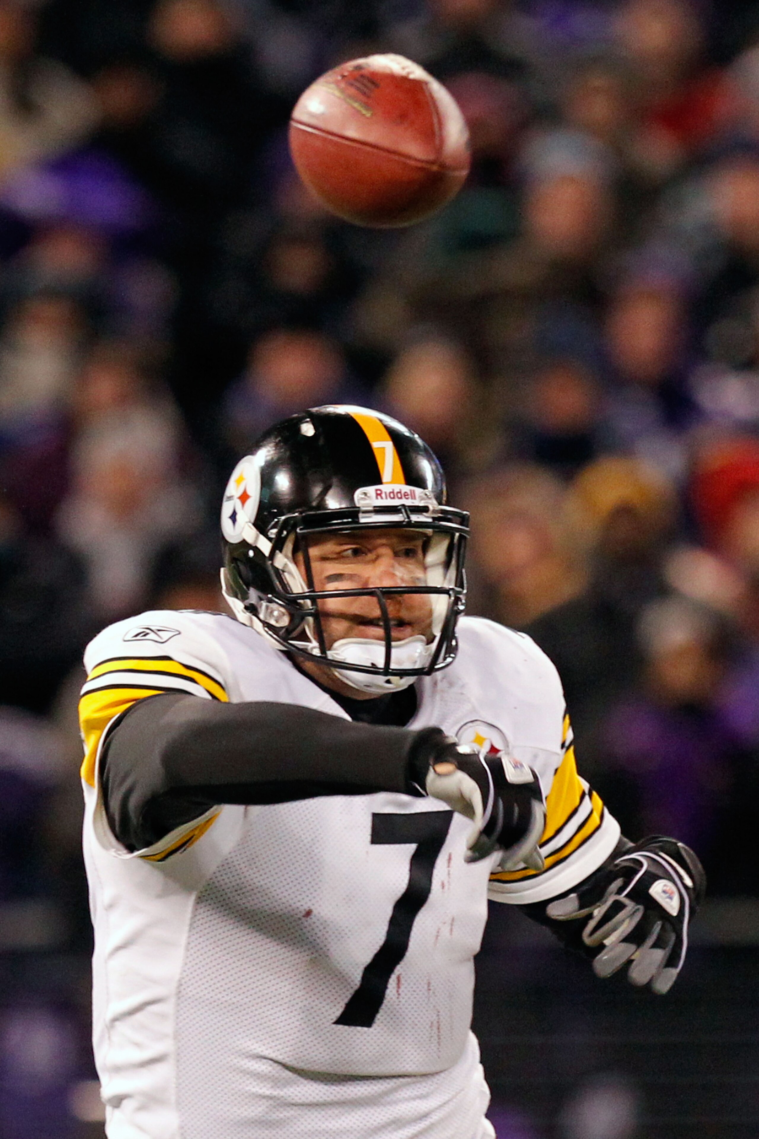 BALTIMORE, MD - DECEMBER 05:  Quarterback Ben Roethlisberger #7 of the Pittsburgh Steelers throws a pass against the Baltimore Ravens  at M&T Bank Stadium on December 5, 2010 in Baltimore, Maryland. Pittsburgh won 13-10.  (Photo by Geoff Burke/Getty Image