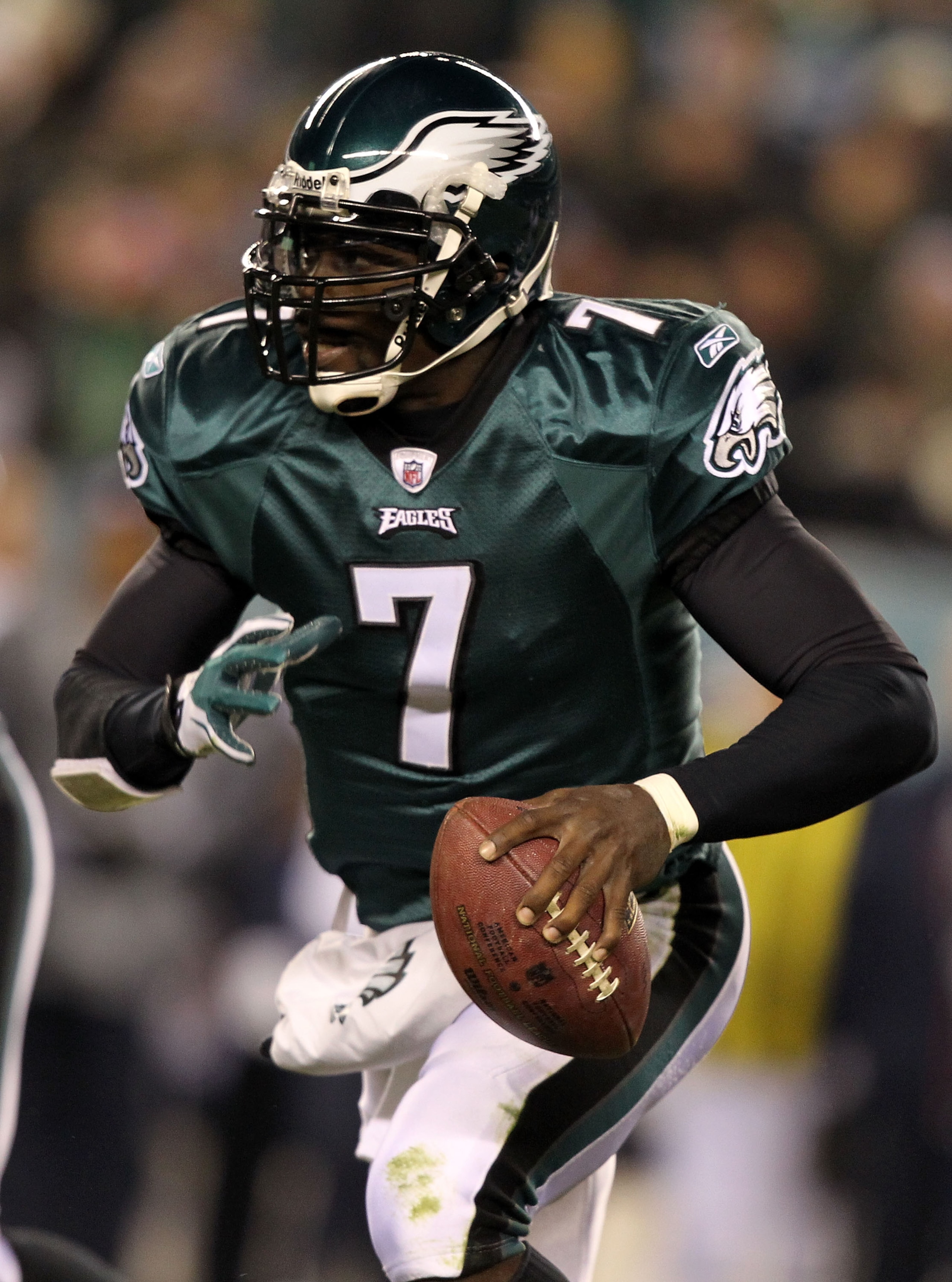PHILADELPHIA, PA - DECEMBER 02:  Michael Vick #7 of the Philadelphia Eagles runs with the ball against the Houston Texans at Lincoln Financial Field on December 2, 2010 in Philadelphia, Pennsylvania.  (Photo by Al Bello/Getty Images)