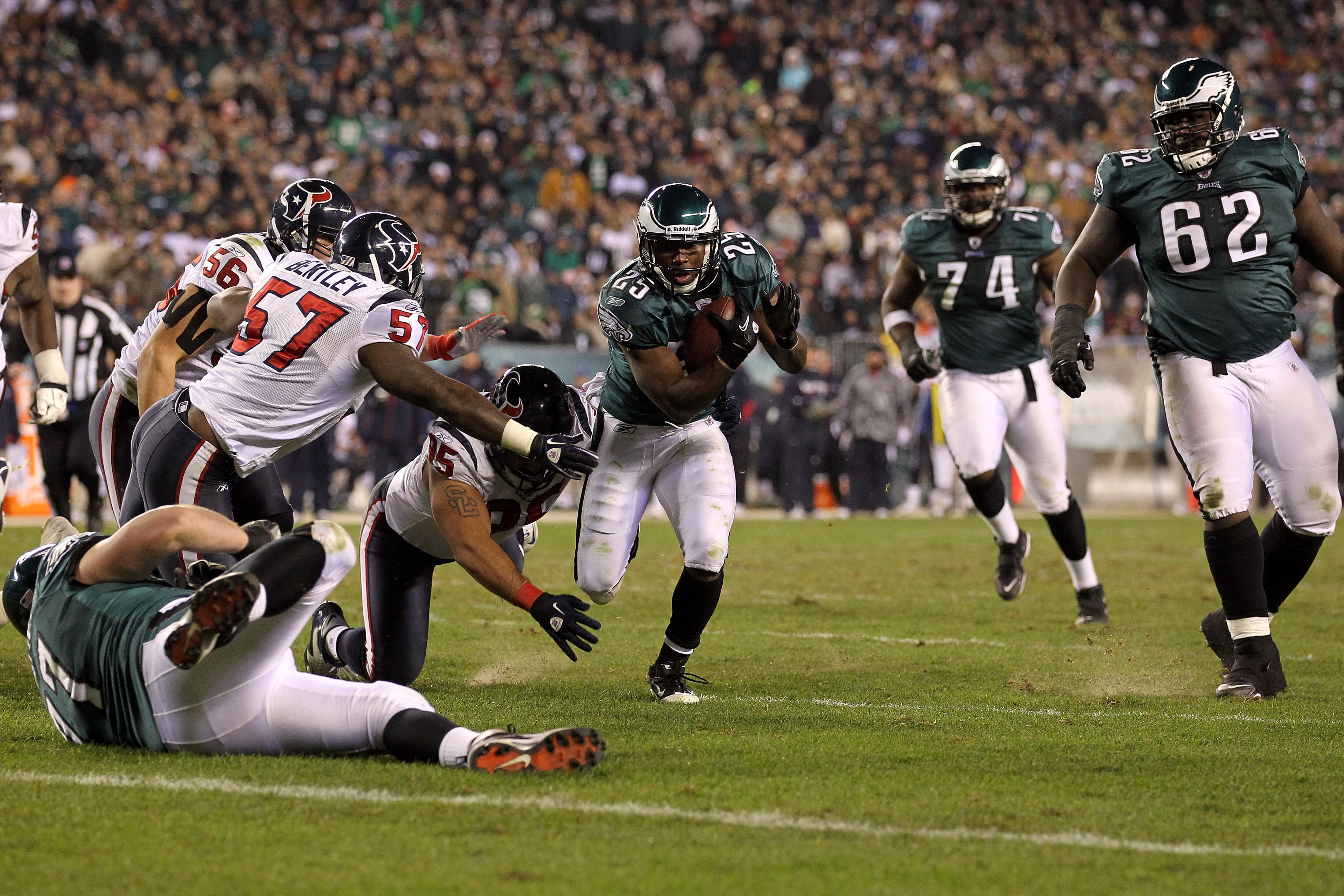PHILADELPHIA, PA - DECEMBER 02:  LeSean McCoy #25 of the Philadelphia Eagles runs the ball against the Houston Texans at Lincoln Financial Field on December 2, 2010 in Philadelphia, Pennsylvania. The Eagles won 34-24.  (Photo by Al Bello/Getty Images)