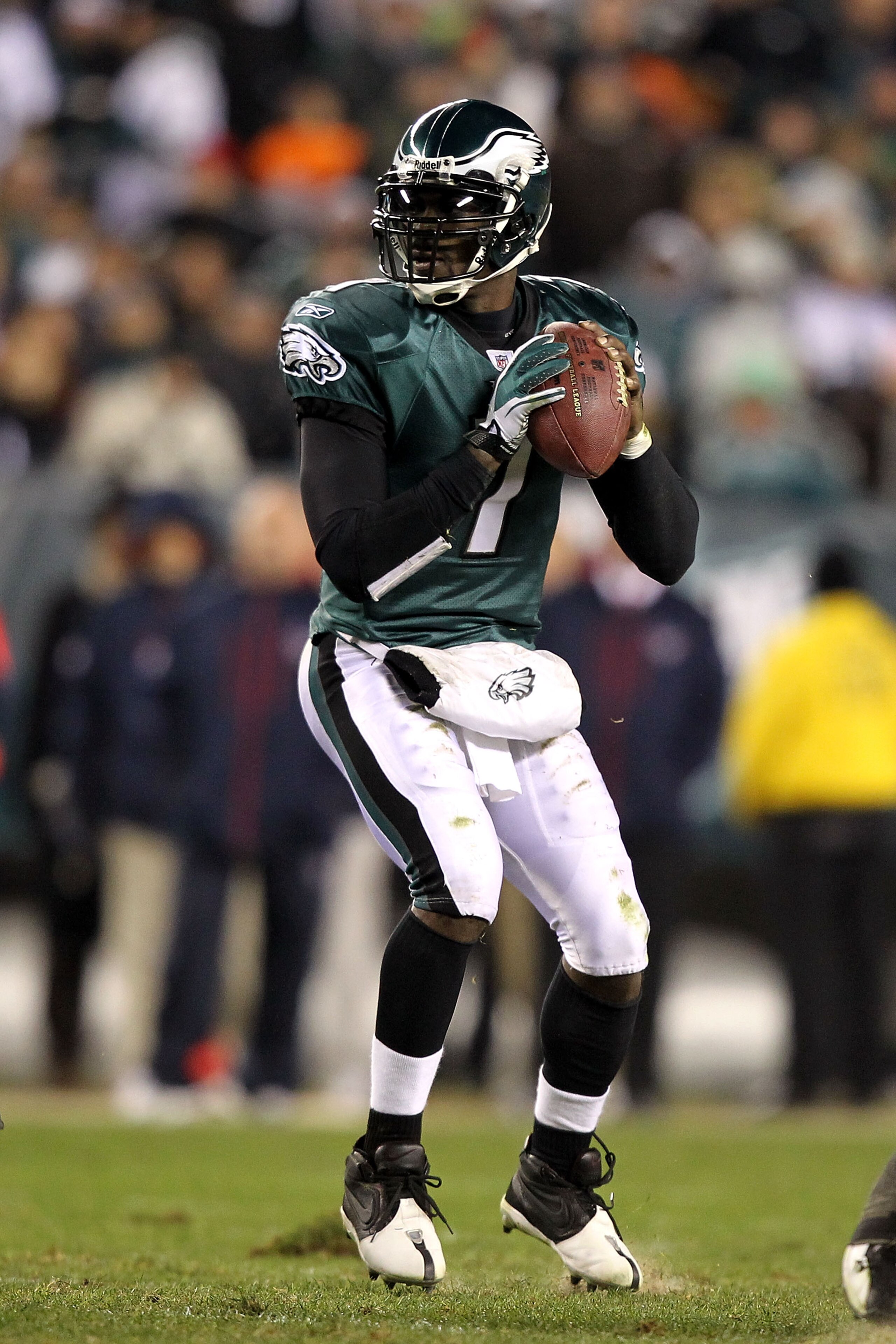 PHILADELPHIA, PA - DECEMBER 02:  Quarterback Michael Vick #7 of the Philadelphia Eagles throws a pass against the Houston Texans at Lincoln Financial Field on December 2, 2010 in Philadelphia, Pennsylvania.  (Photo by Al Bello/Getty Images)
