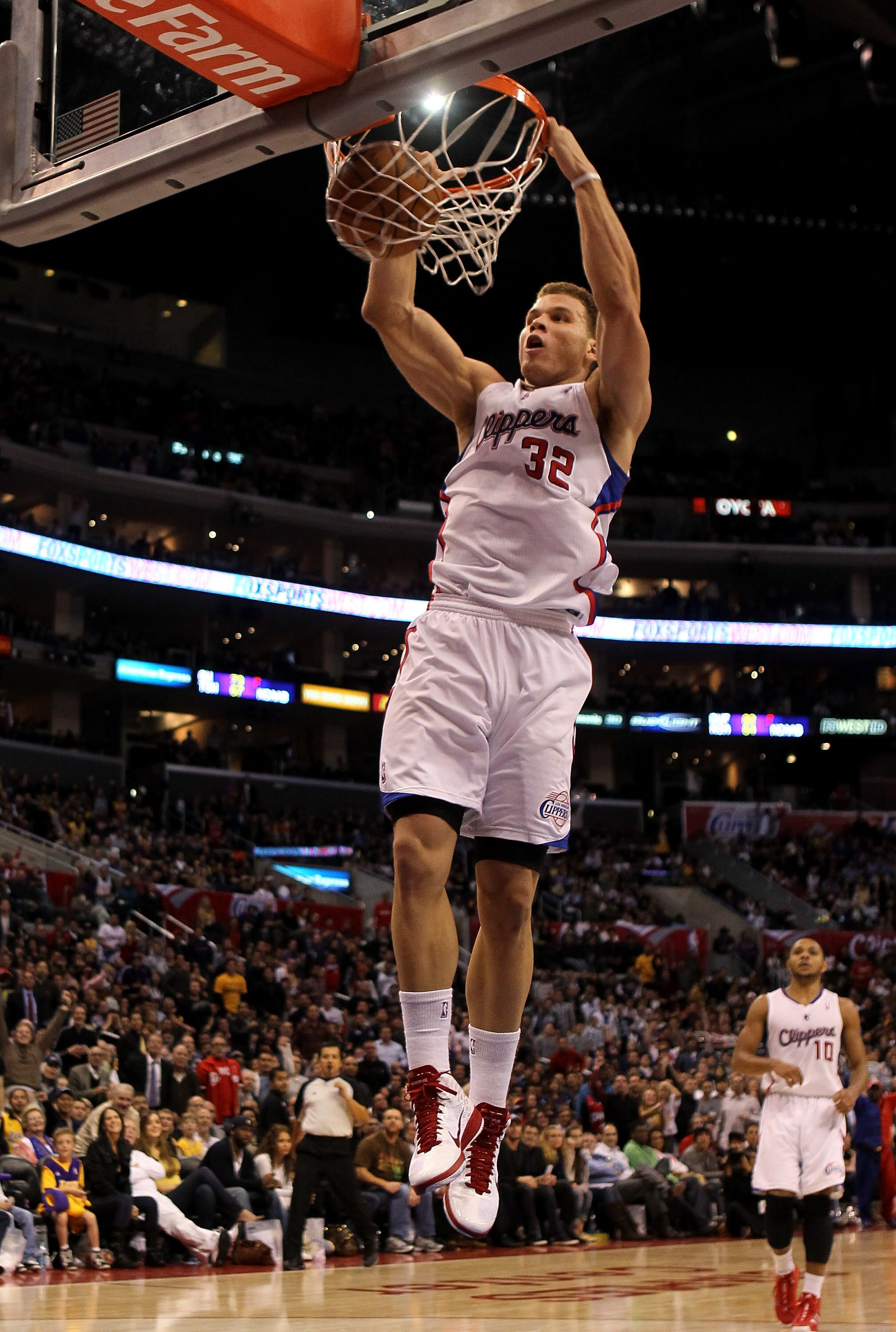 LOS ANGELES, CA - DECEMBER 8: Blake Griffin #32 of the Los Angeles Clippers dunks against the Los Angeles Lakers at Staples Center on December 8, 2010 in Los Angeles, California. The Lakers won 87-86.  NOTE TO USER: User expressly acknowledges and agrees