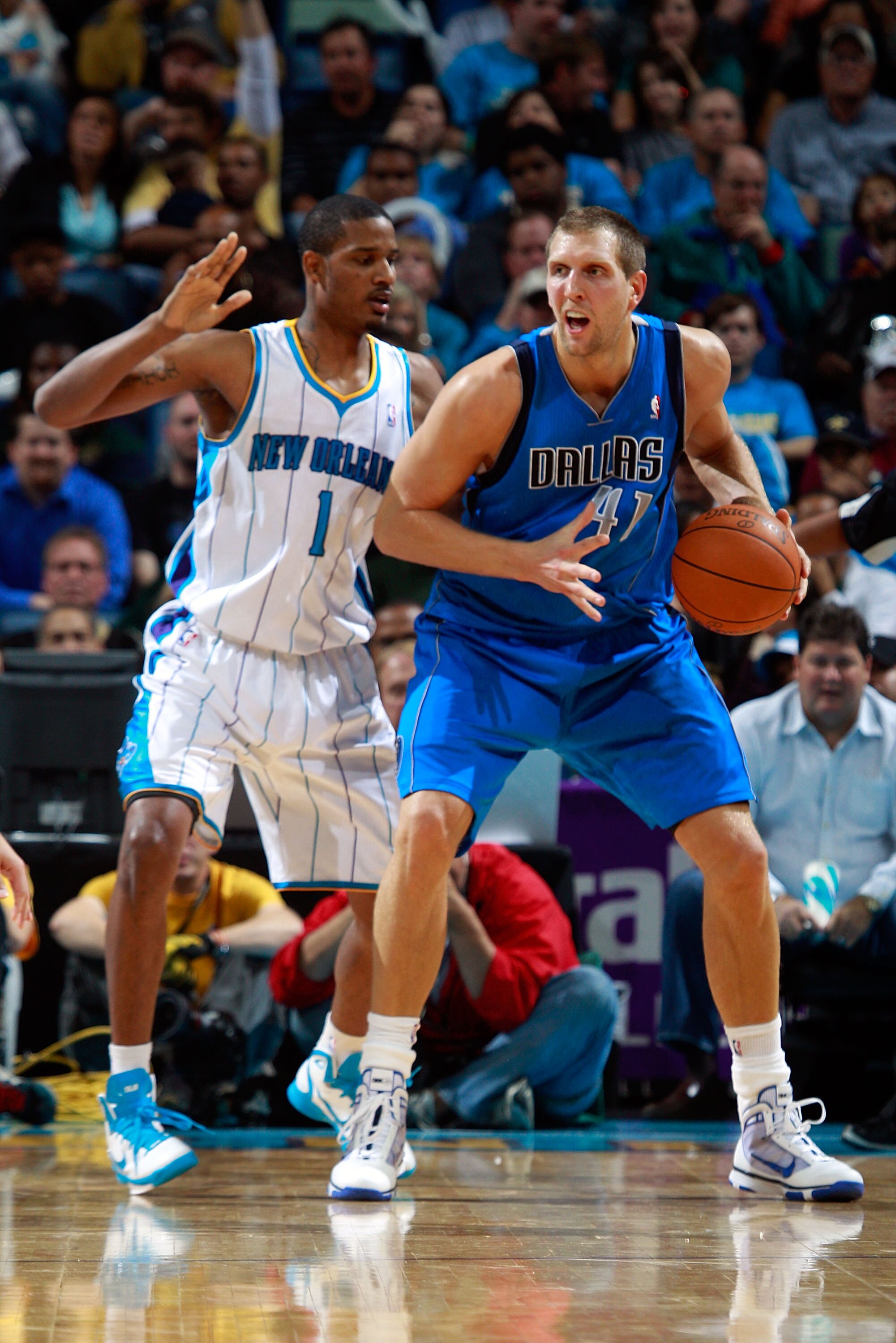NEW ORLEANS - NOVEMBER 17:  Dirk Nowitzki #41 of the Dallas Mavericks drives the ball around Trevor Ariza #1 of the New Orleans Hornets at the New Orleans Arena on November 17, 2010 in New Orleans, Louisiana.  NOTE TO USER: User expressly acknowledges and