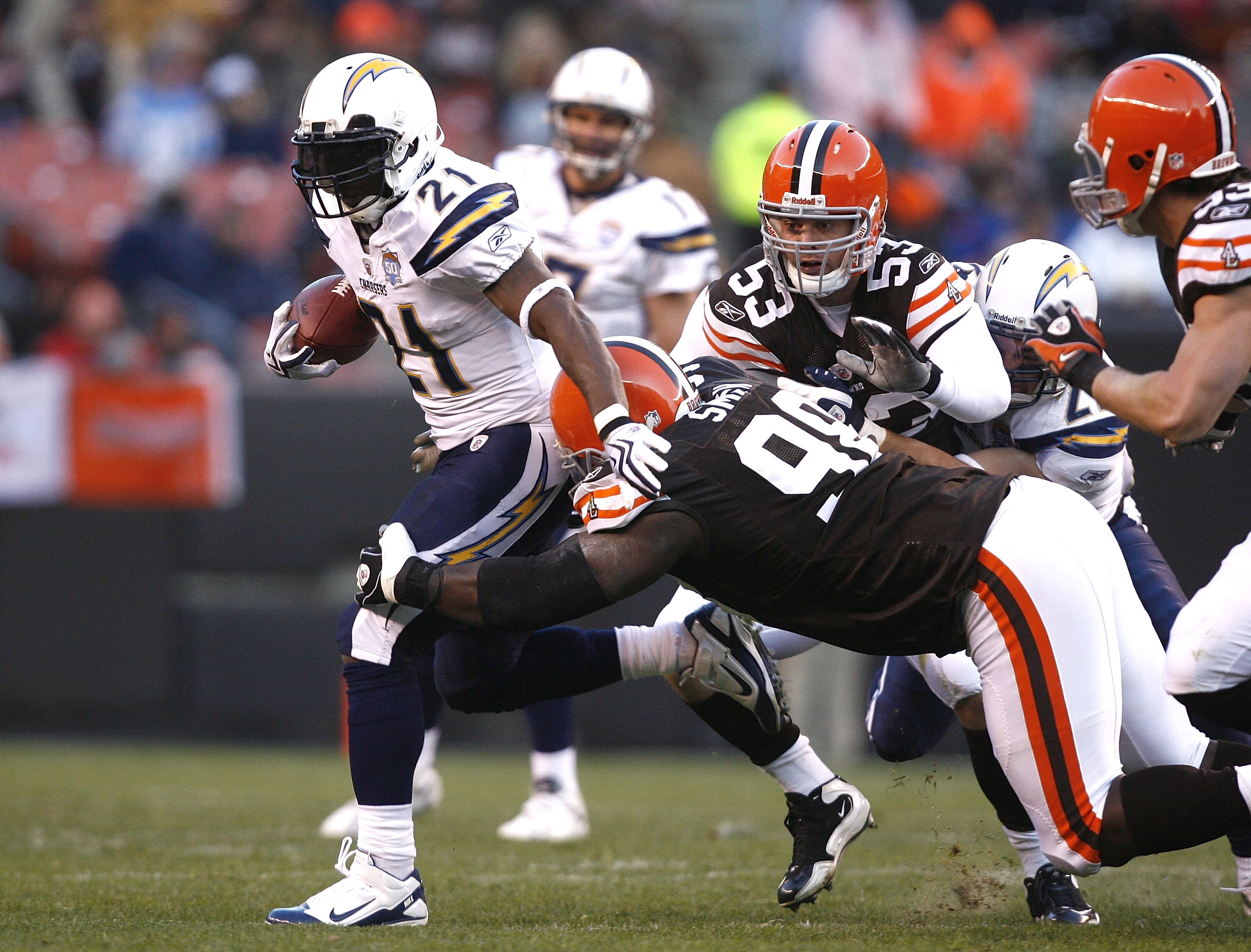 CLEVELAND - DECEMBER 06:  LaDainian Tomlinson #21 of the San Diego Chargers runs by Robaire Smith #98 of the Cleveland Browns at Cleveland Browns Stadium on December 6, 2009 in Cleveland, Ohio.  (Photo by Matt Sullivan/Getty Images)