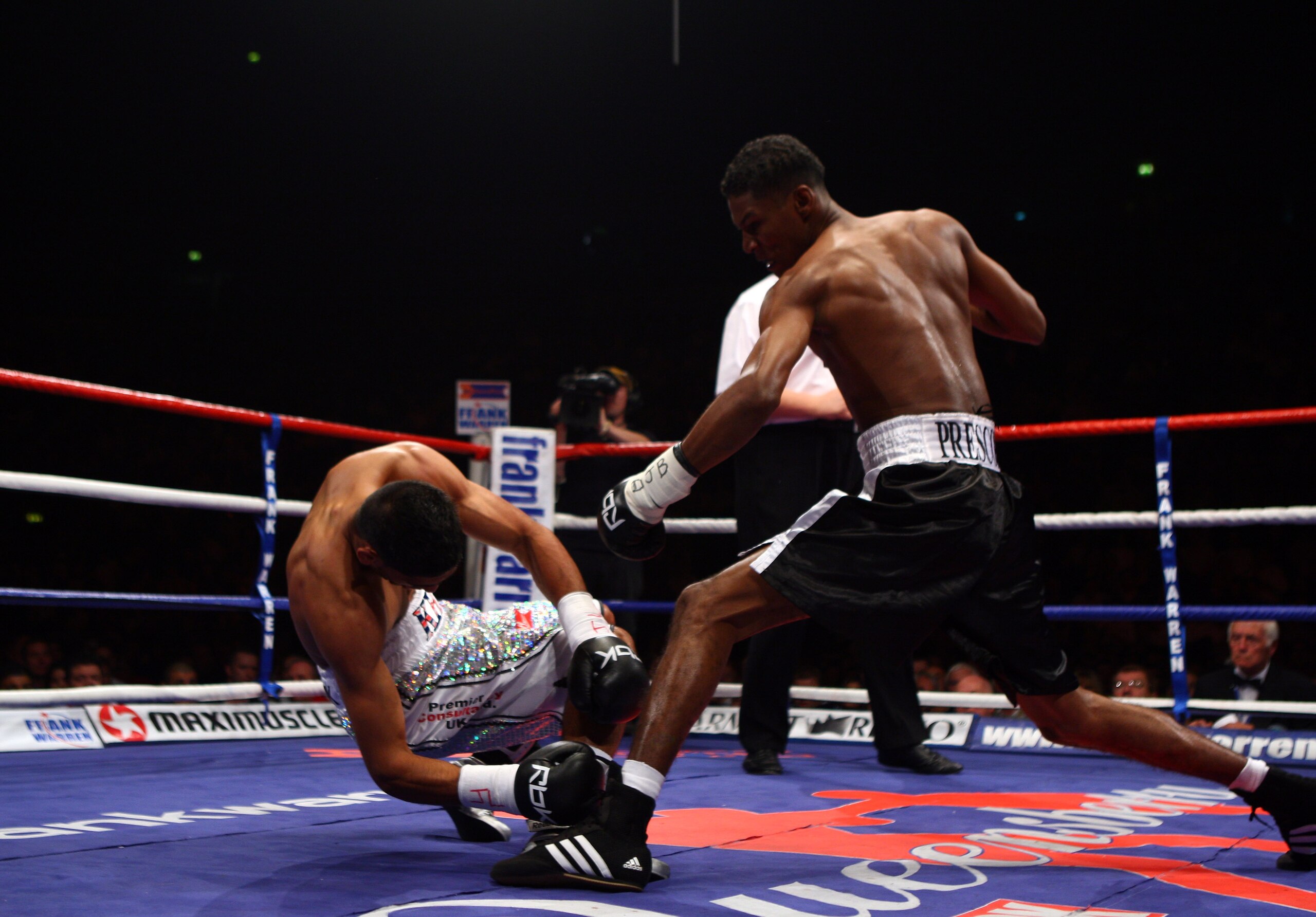 MANCHESTER, UNITED KINGDOM - SEPTEMBER 06:  Amir Khan (L) is knocked out in the first round by Breidis Prescott during Lightweight WBO Inter continental title fight on September 6, 2008 at MEN arena Manchester, England.  (Photo by John Gichigi/Getty Image