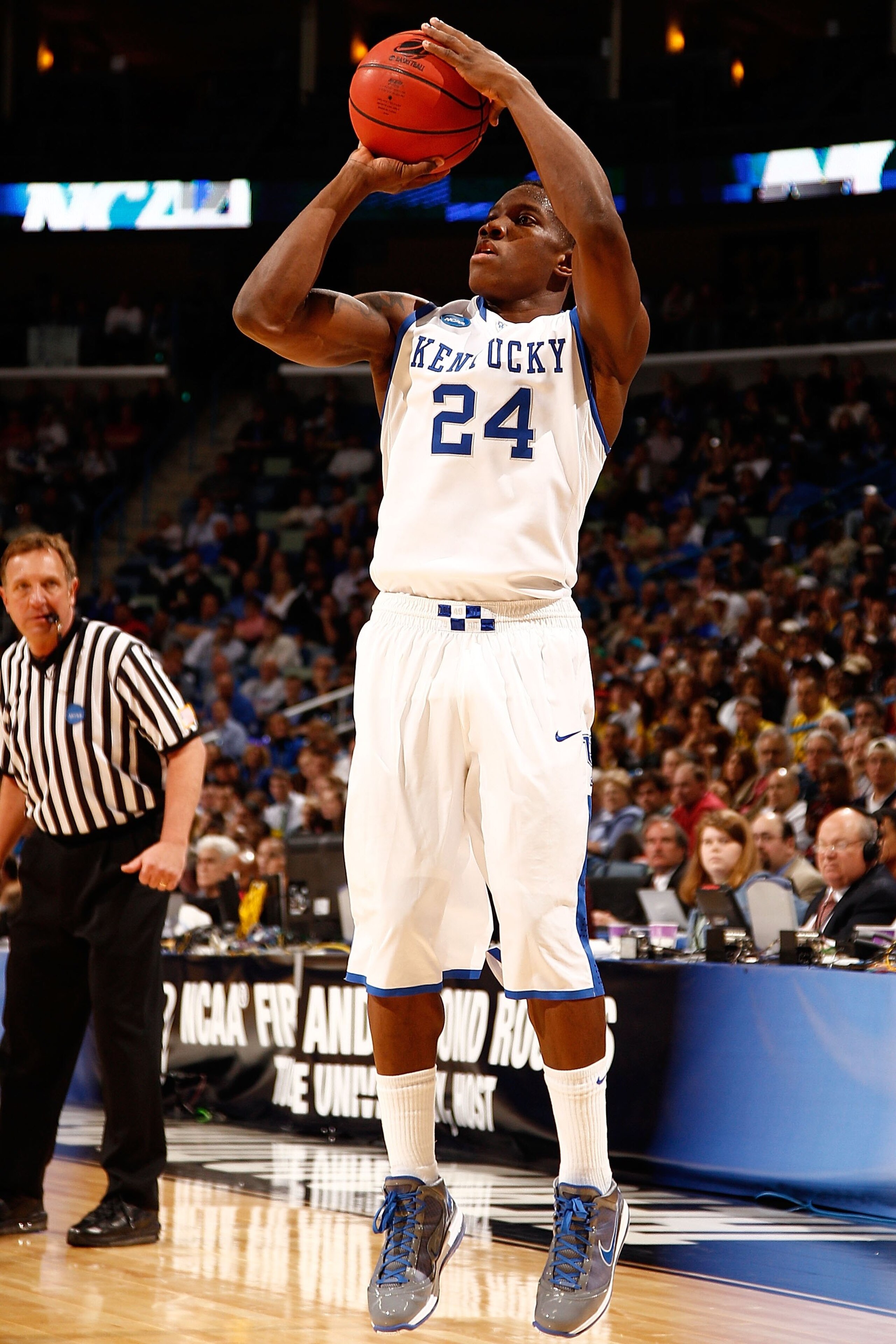 NEW ORLEANS - MARCH 20:  Eric Bledsoe #24 of the Kentucky Wildcats shoots during the game against the Wake Forest Demon Deacons during the second round of the 2010 NCAA men's basketball tournament at the New Orleans Arena on March 20, 2010 in New Orleans,