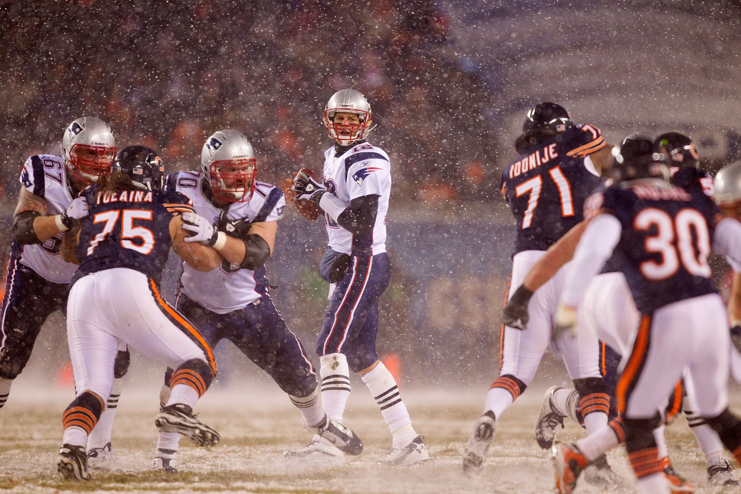 CHICAGO, IL - DECEMBER 12: Tom Brady #12 of the New England Patriots passes against the Chicago Bears at Soldier Field on December 12, 2010 in Chicago, Illinois.  The Patriots beat the Bears 36-7.  (Photo by Dilip Vishwanat/Getty Images)