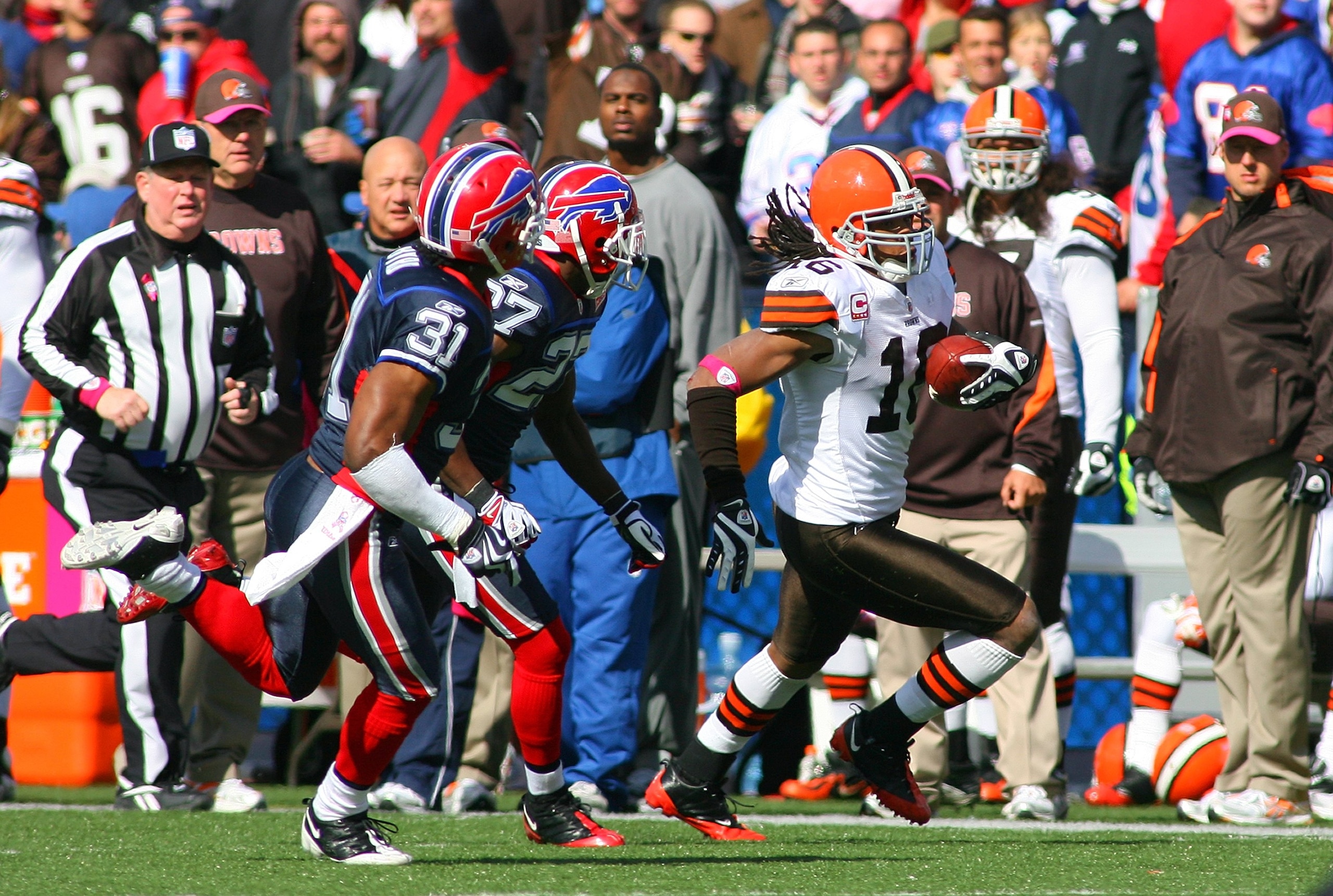 ORCHARD PARK, NY - OCTOBER 11: Joshua Cribbs #16 of the Cleveland Browns runs ahead of Reggie Corner #27 and Jairus Byrd #31 of the Buffalo Bills against at Ralph Wilson Stadium on October 11, 2009 in Orchard Park, New York. The Browns defeated the Bills ORCHARD PARK, NY - OCTOBER 11: Joshua Cribbs #16 of the Cleveland Browns runs ahead of Reggie Corner #27 and Jairus Byrd #31 of the Buffalo Bills against at Ralph Wilson Stadium on October 11, 2009 in Orchard Park, New York. The Browns defeated the Bills