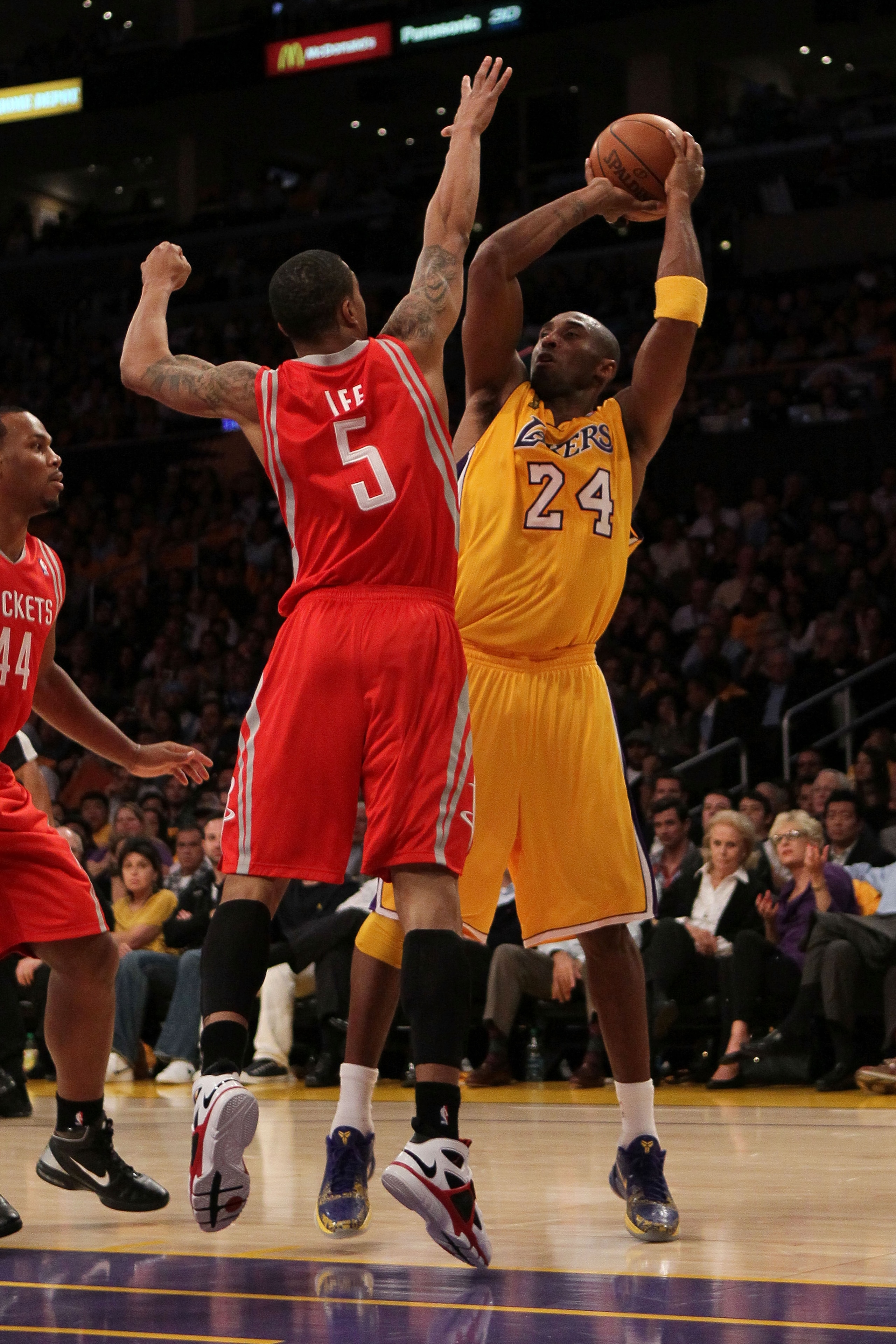 LOS ANGELES, CA - OCTOBER 26:  Kobe Bryant #24 of the Los Angeles Lakers takes a shot against Courtney Lee #5 of the Houston Rockets during their opening night game at Staples Center on October 26, 2010 in Los Angeles, California. NOTE TO USER: User expre