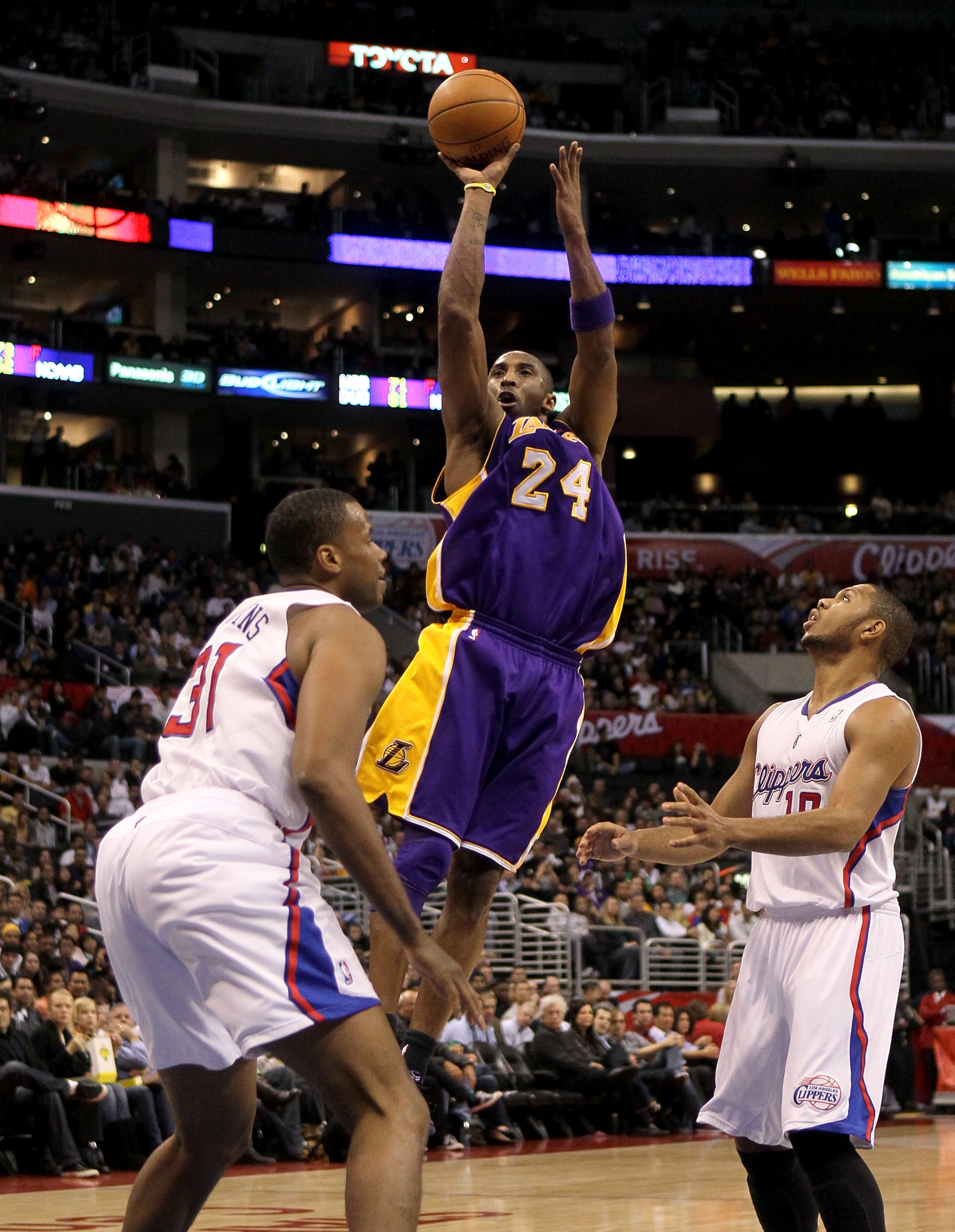 LOS ANGELES, CA - DECEMBER 8: Kobe Bryant #24 of the Los Angeles Lakers shoots over Jarron Collins #31 and Eric Gordon #10 of the Los Angeles Clippers at Staples Center on December 8, 2010 in Los Angeles, California. The Lakers won 87-86. NOTE TO USER: LOS ANGELES, CA - DECEMBER 8: Kobe Bryant #24 of the Los Angeles Lakers shoots over Jarron Collins #31 and Eric Gordon #10 of the Los Angeles Clippers at Staples Center on December 8, 2010 in Los Angeles, California. The Lakers won 87-86. NOTE TO USER: