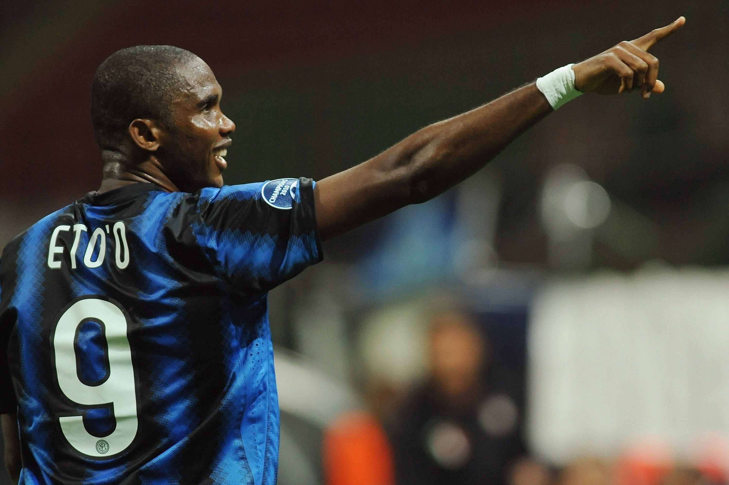 MILAN, ITALY - SEPTEMBER 29:  Samuel Eto'o of FC Internazionale Milano celebrates after scoring the opening goal during the UEFA Champions League group A match between FC Internazionale Milano and SV Werder Bremen at Stadio Giuseppe Meazza on September 29