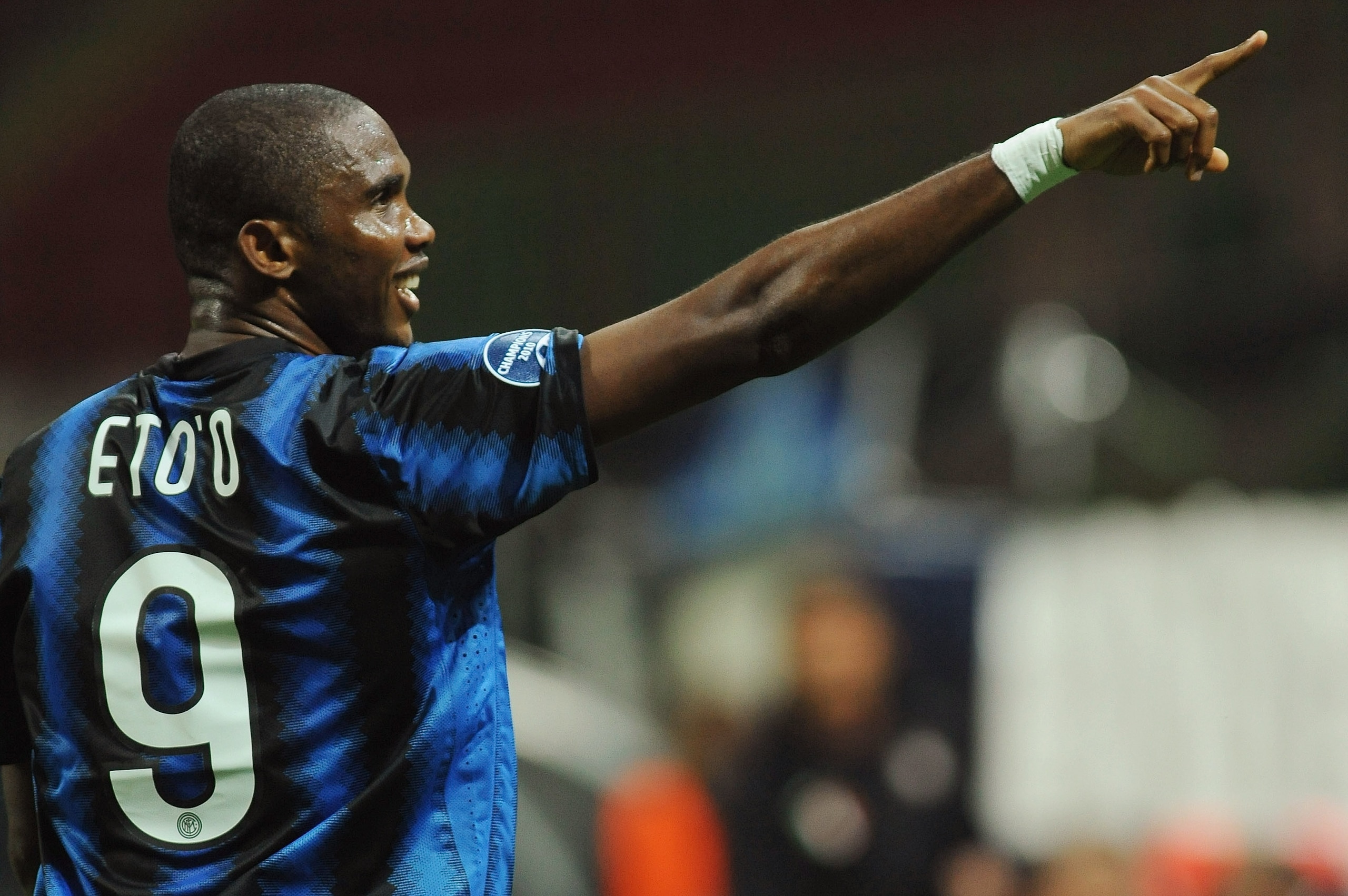 MILAN, ITALY - SEPTEMBER 29:  Samuel Eto'o of FC Internazionale Milano celebrates after scoring the opening goal during the UEFA Champions League group A match between FC Internazionale Milano and SV Werder Bremen at Stadio Giuseppe Meazza on September 29