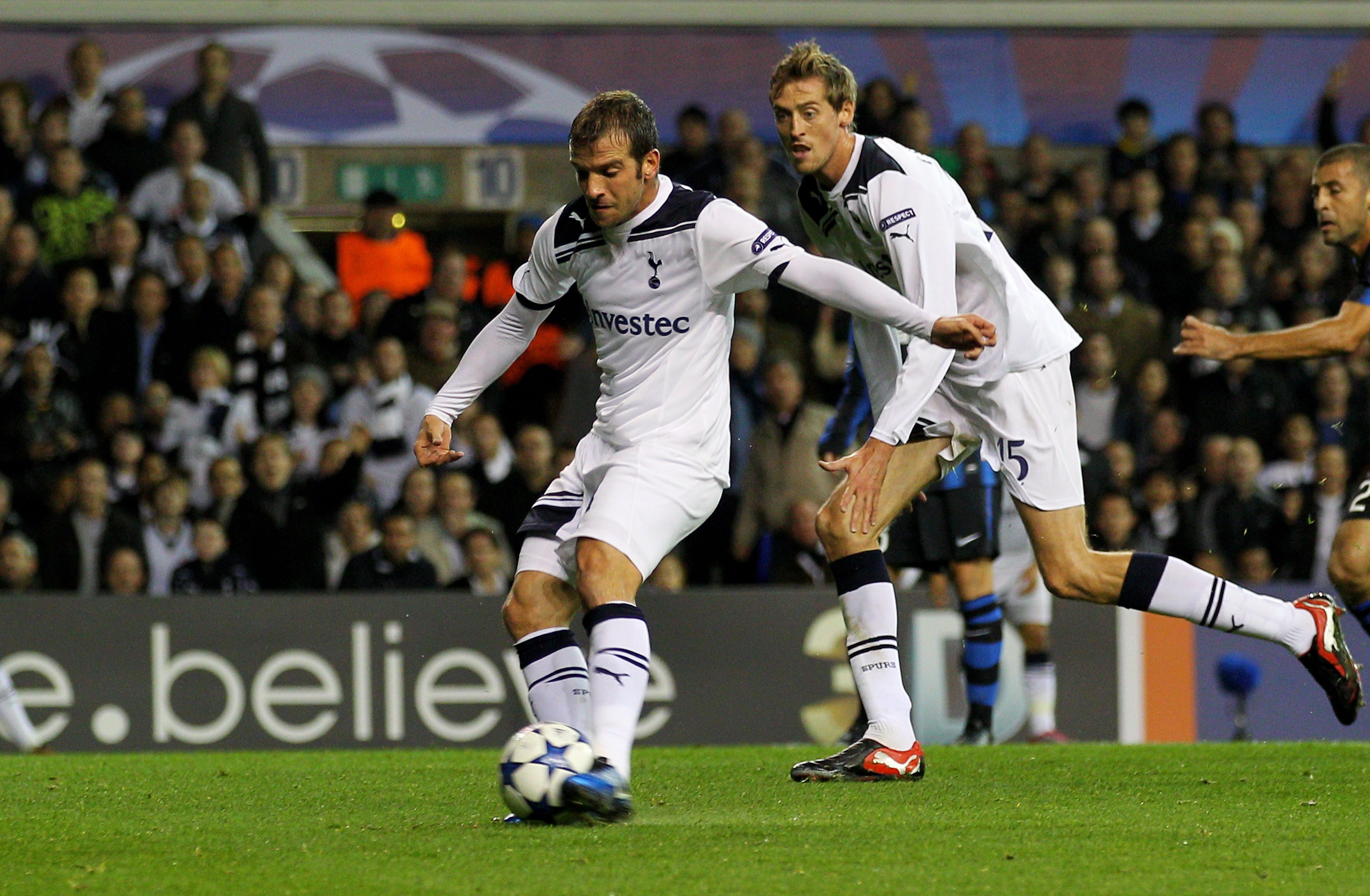 LONDON, ENGLAND - NOVEMBER 02:  Rafael van der Vaart of Spurs scores the opening goal as teammate Peter Crouch closes in during the UEFA Champions League Group A match between Tottenham Hotspur and Inter Milan at White Hart Lane on November 2, 2010 in Lon