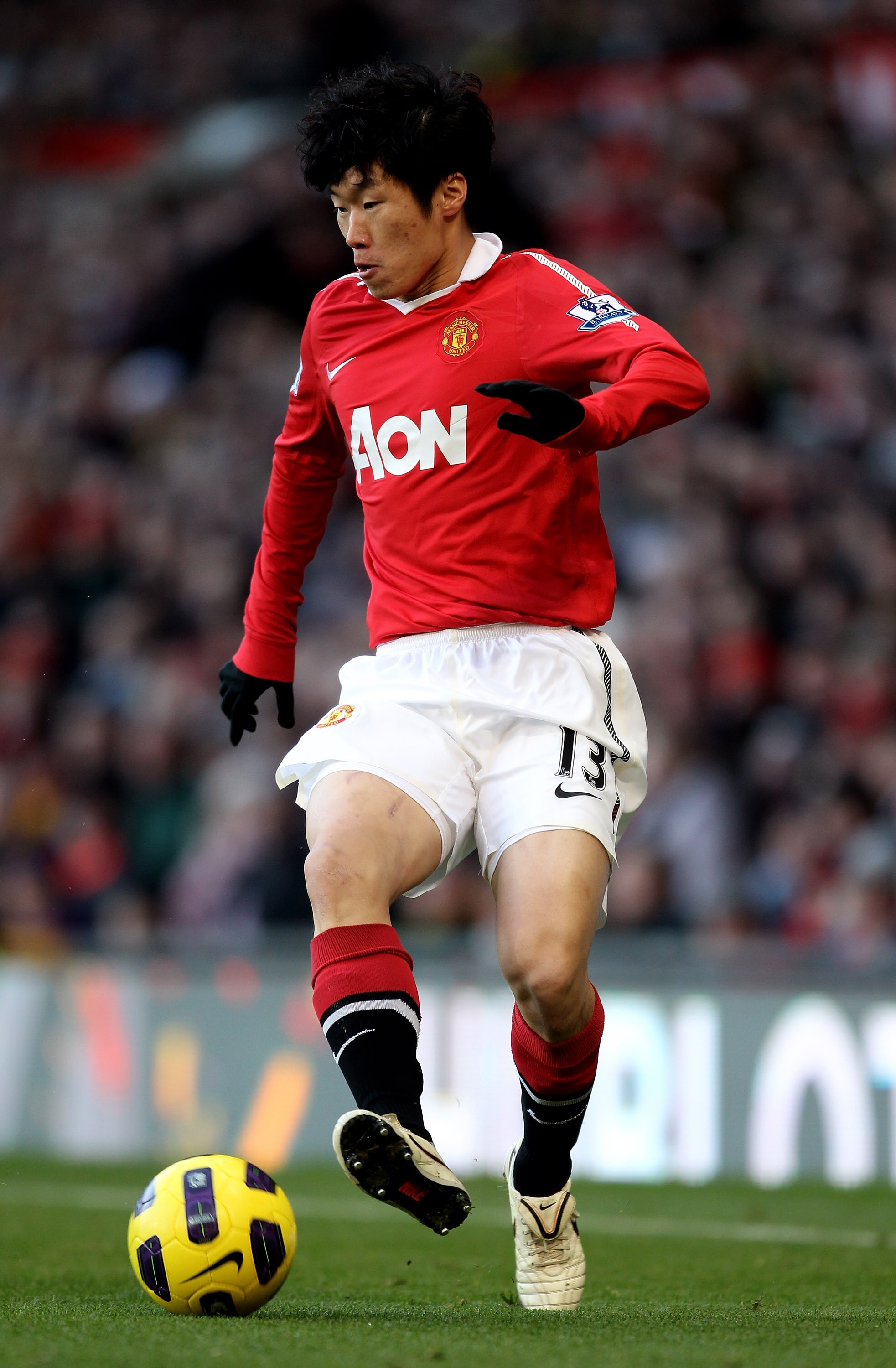 MANCHESTER, ENGLAND - NOVEMBER 27:  Ji-Sung Park of Manchester United in action during the Barclays Premier League match between Manchester United and Blackburn Rovers at Old Trafford on November 27, 2010 in Manchester, England.  (Photo by Alex Livesey/Ge