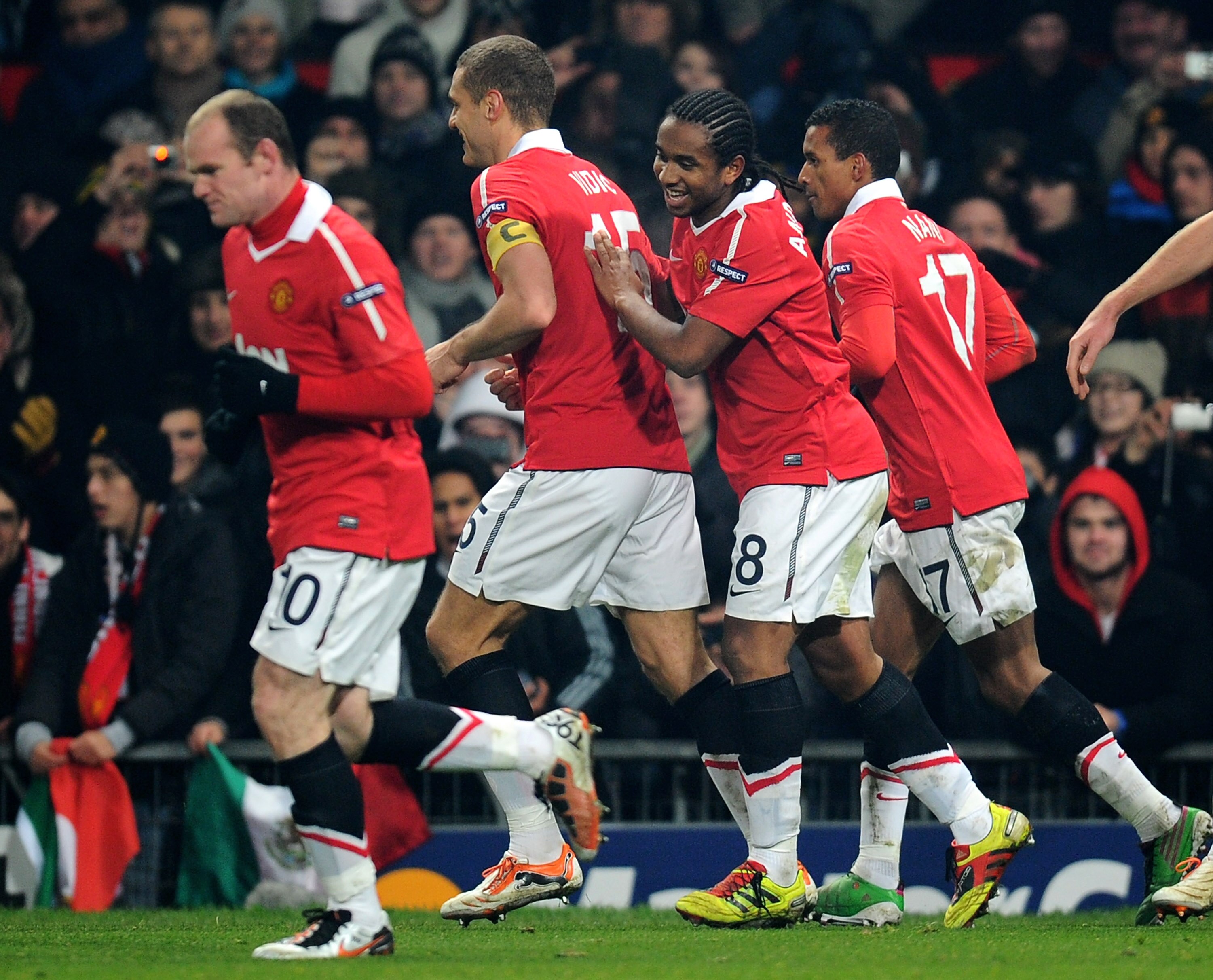 MANCHESTER, ENGLAND - DECEMBER 07:  Anderson of Manchester United celebrates with his team mates afetr scoring his team's first goal during the UEFA Champions League Group C match between Manchester United and Valencia at Old Trafford on December 7, 2010 