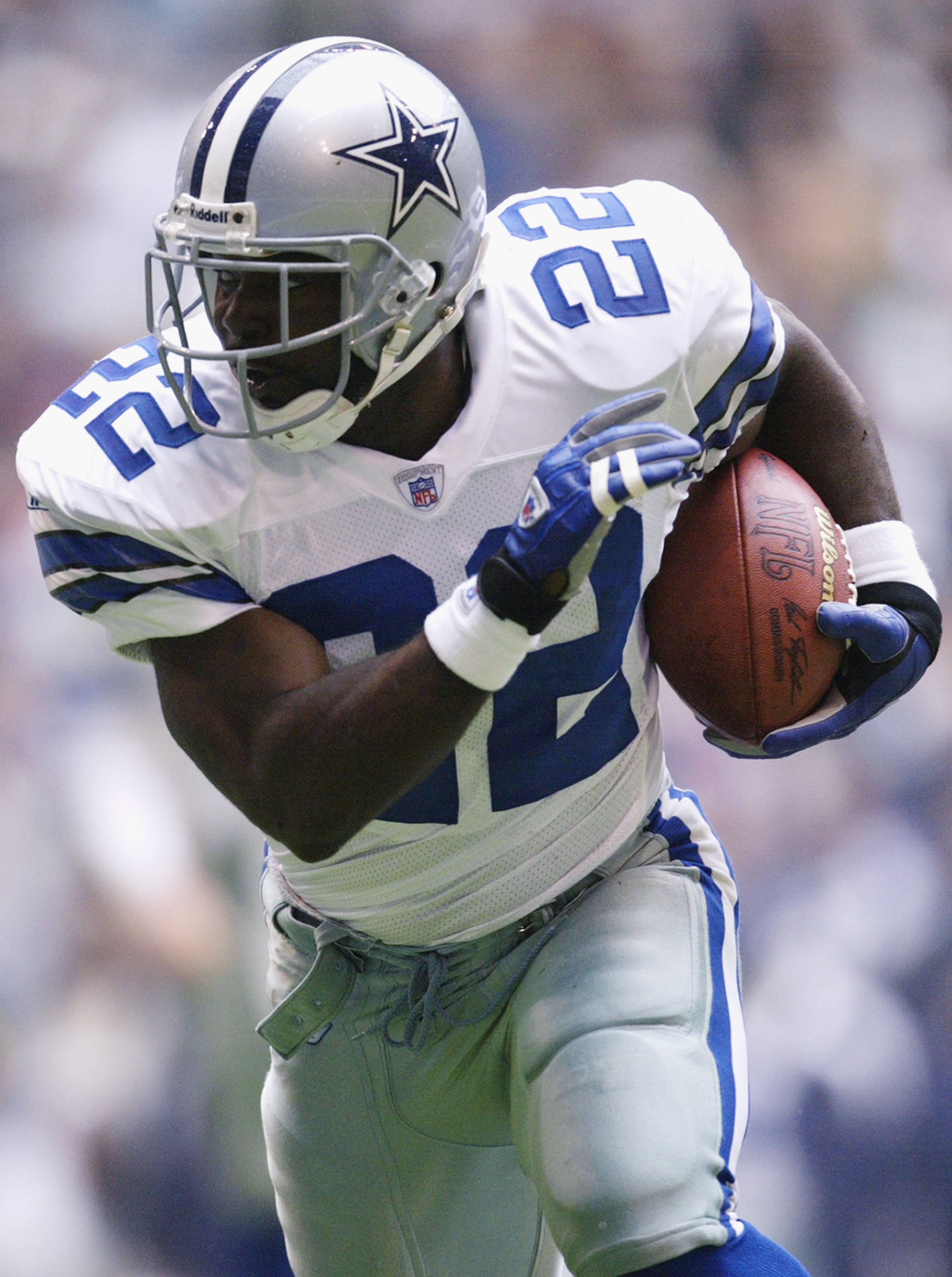 IRVING, TX - DECEMBER 8: Running back Emmitt Smith #22 of the Dallas Cowboys runs with the ball against the San Francisco 49ers on December 8, 2002, at Texas Stadium in Irving, Texas. The 49ers won 31-27. (Photo by Brian Bahr/Getty Images) IRVING, TX - DECEMBER 8: Running back Emmitt Smith #22 of the Dallas Cowboys runs with the ball against the San Francisco 49ers on December 8, 2002, at Texas Stadium in Irving, Texas. The 49ers won 31-27. (Photo by Brian Bahr/Getty Images)