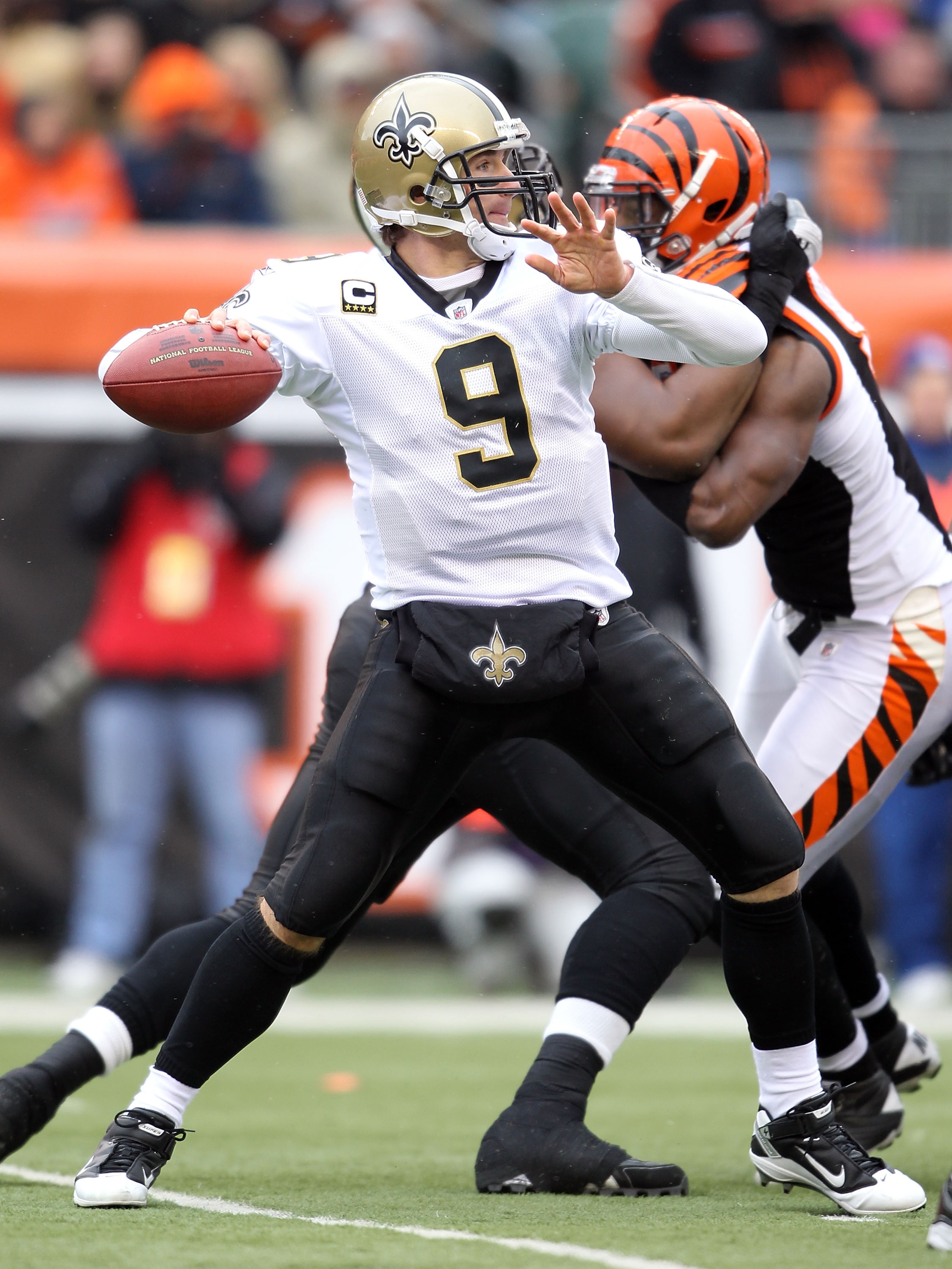 CINCINNATI, OH - DECEMBER 05:  Dree Brees #9 of the New Orleans Saints throws a pass during the NFL game against the Cincinnati Bengals at Paul Brown Stadium on December 5, 2010 in Cincinnati, Ohio.  The Saints won 34-30.  (Photo by Andy Lyons/Getty Image