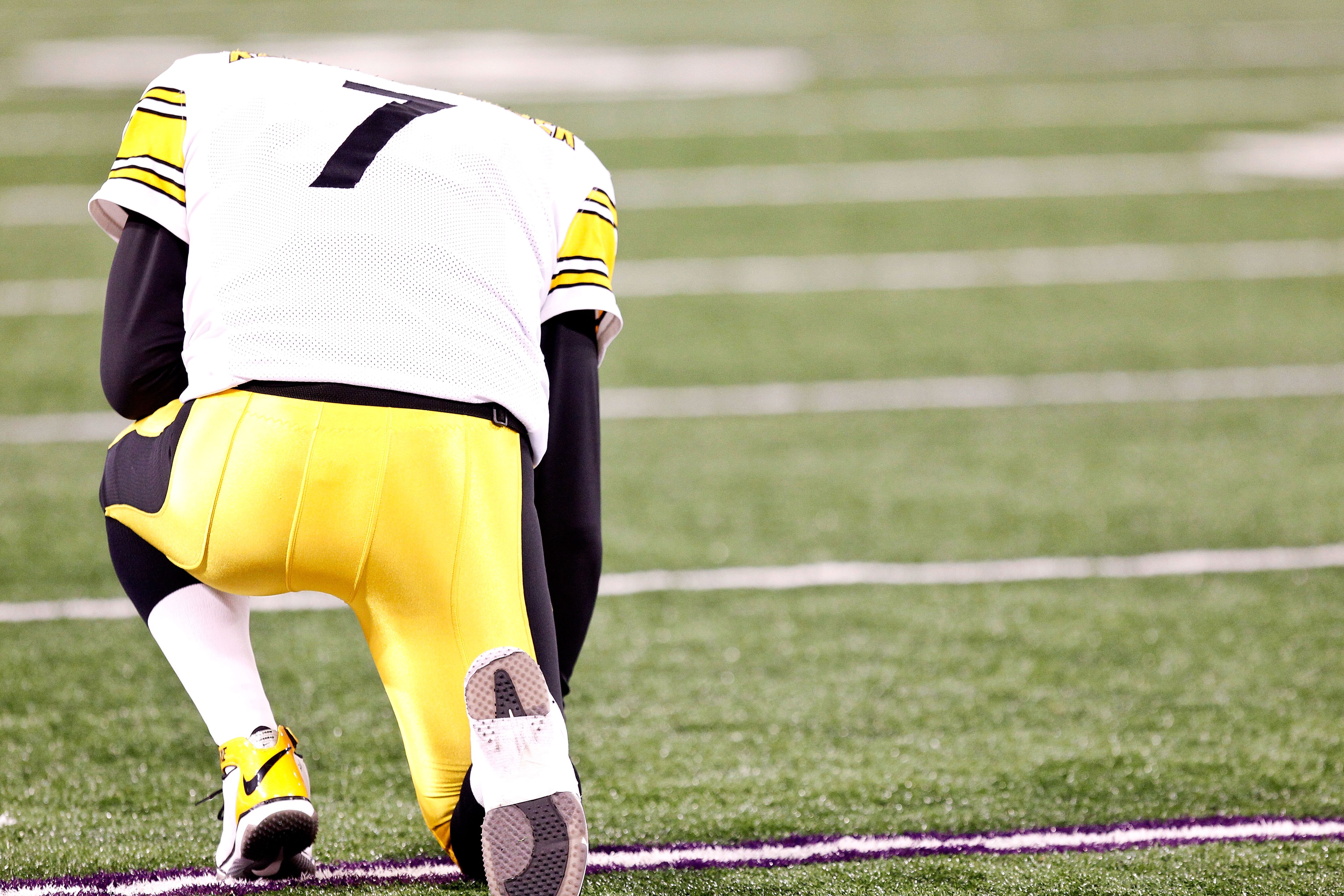 BALTIMORE, MD - DECEMBER 05:  Quarterback Ben Rothlisberger #7 of the Pittsburgh Steelers takes a knee prior to the start of the game against the Baltimore Ravens at M&T Bank Stadium on December 5, 2010 in Baltimore, Maryland. Pittsburgh won 13-10. (Photo