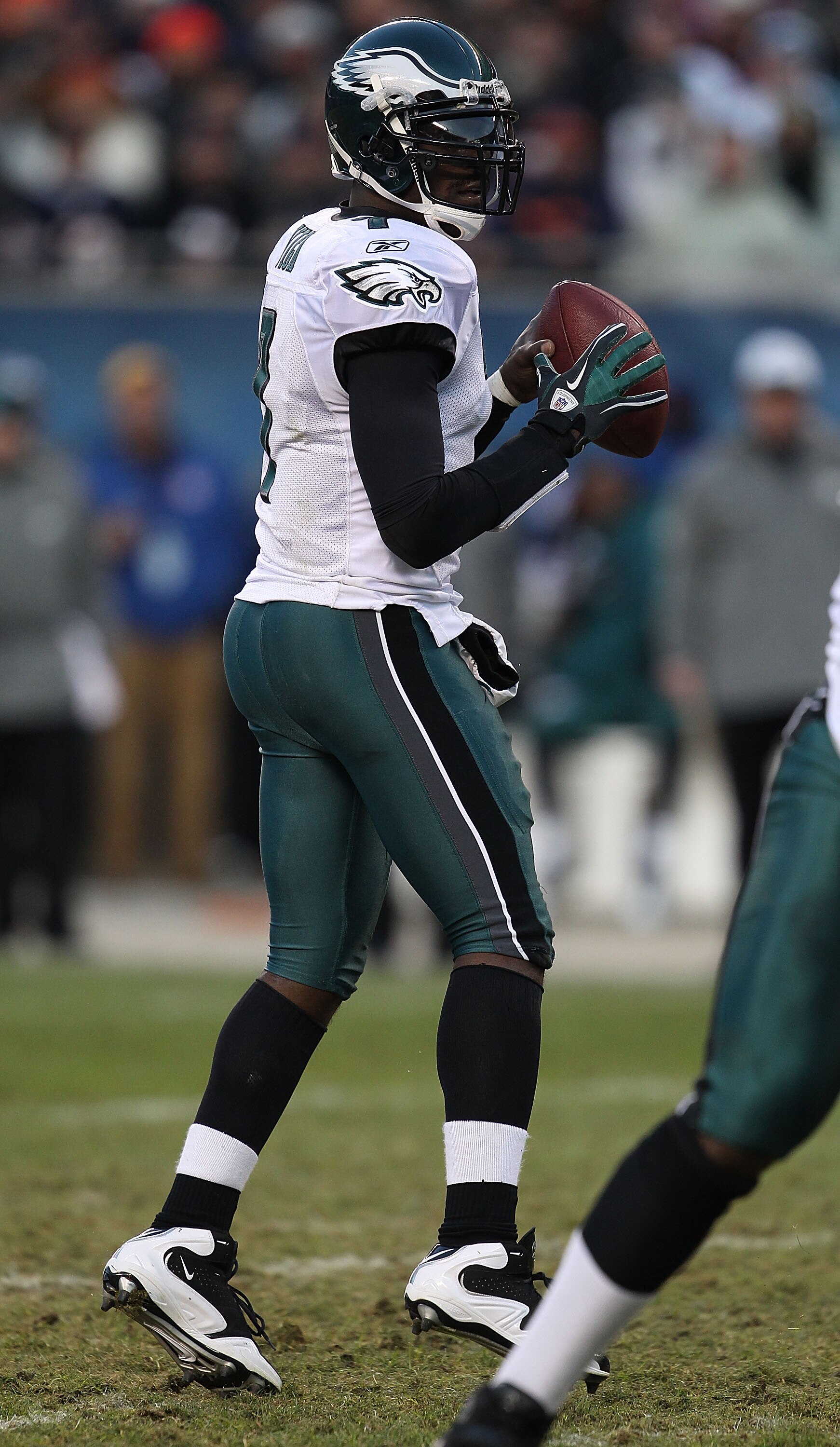 CHICAGO - NOVEMBER 28: Michael Vick #7 of the Philadelphia Eagles looks for a receiver against the Chicago Bears trail the play at Soldier Field on November 28, 2010 in Chicago, Illinois. The Bears defeated the Eagles 31-26. (Photo by Jonathan Daniel/Gett