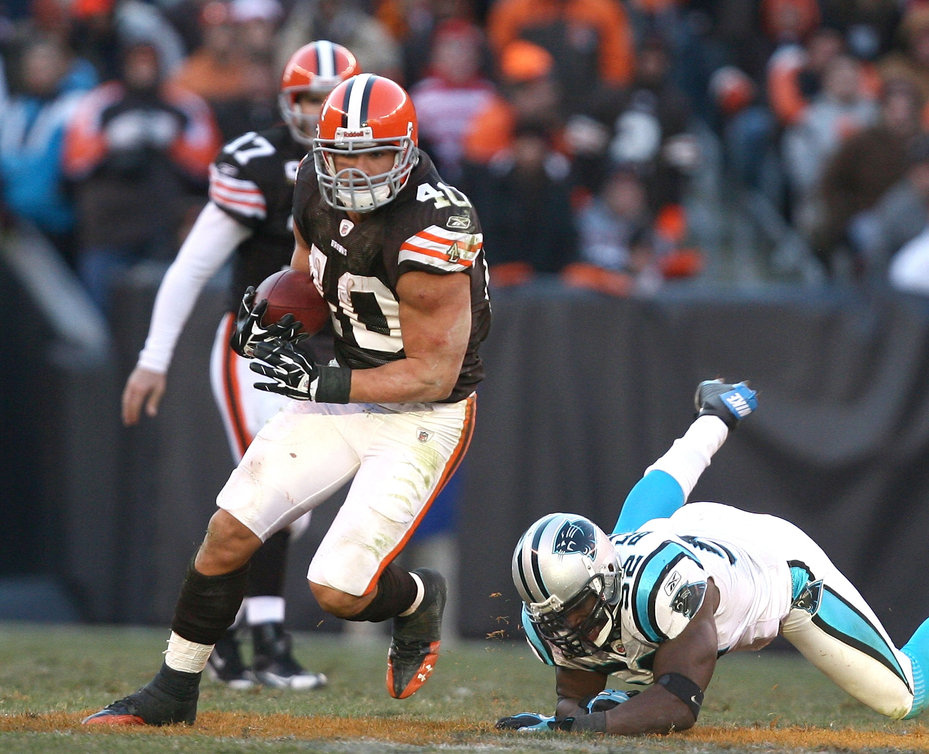 CLEVELAND - NOVEMBER 28:  Running back Peyton Hillis #40 of the Cleveland Browns runs the ball by linebacker Jon Beason #52 of the Carolina Panthers at Cleveland Browns Stadium on November 28, 2010 in Cleveland, Ohio.  (Photo by Matt Sullivan/Getty Images