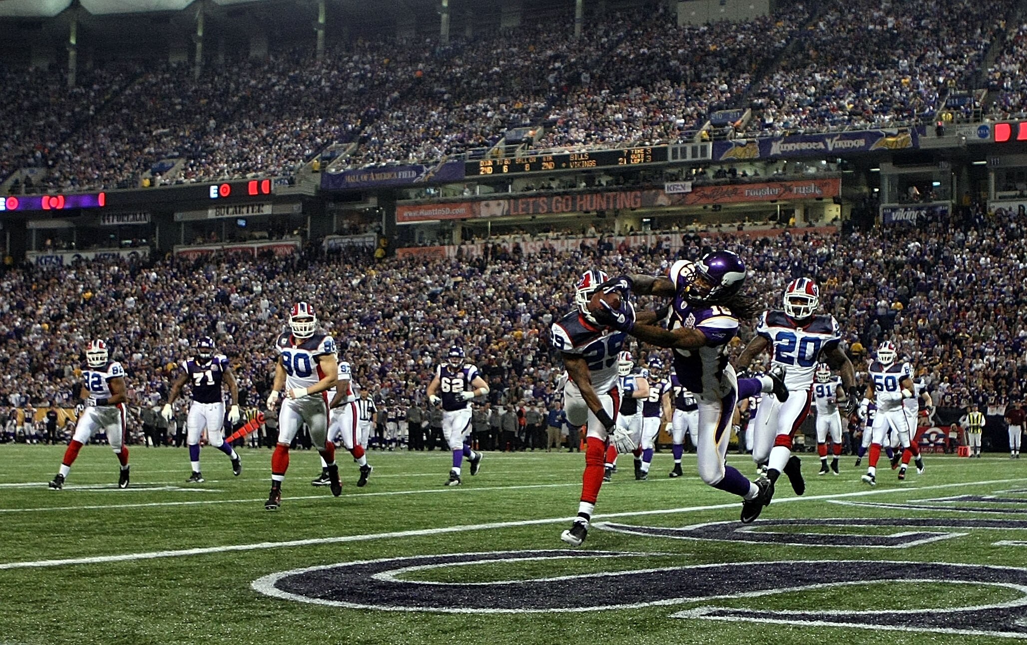 MINNEAPOLIS, MN - DECEMBER 05: Sidney Rice #18 of the Minnesota Vikings catches a touchdown against the Buffalo Bills at the Mall of America Field at the Hubert H. Humphrey Metrodome on December 5, 2010 in Minneapolis, Minnesota.  (Photo by Nick Laham/Get