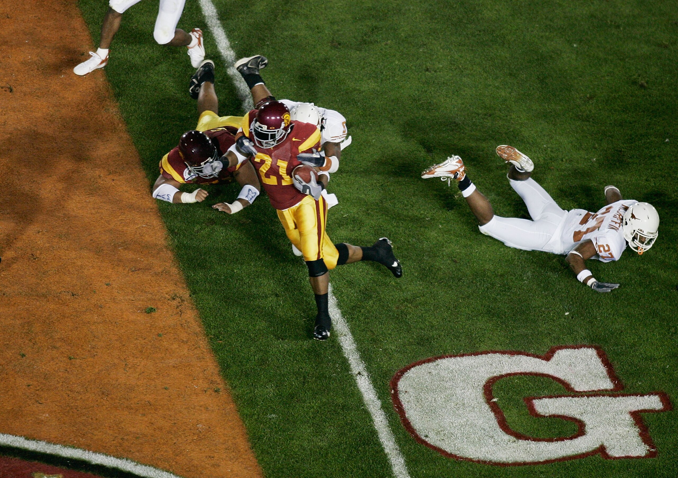 PASADENA, CA - JANUARY 04:  Running back LenDale White #21 of the USC Trojans scores on a 4-yard run against Michael Griffin #27 of the Texas Longhorns in the first quarter during the BCS National Championship Rose Bowl Game on January 4, 2006 in Pasadena