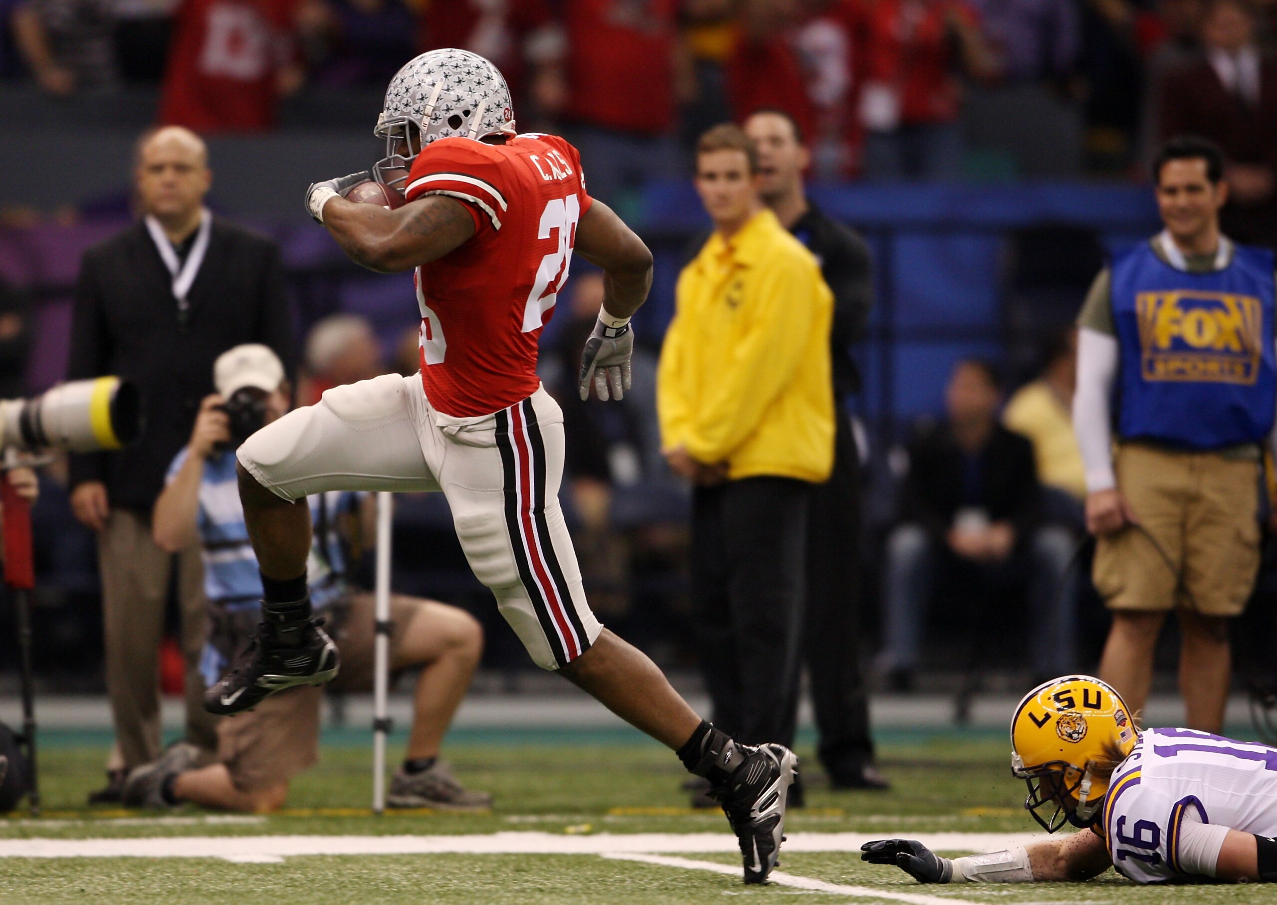 NEW ORLEANS - JANUARY 07:  Chris Wells #28 of the Ohio State Buckeyes runs for a 65-yard touchdown in the first quarter against Craig Steltz #16 of the Louisiana State University Tigers during the AllState BCS National Championship on January 7, 2008 at t