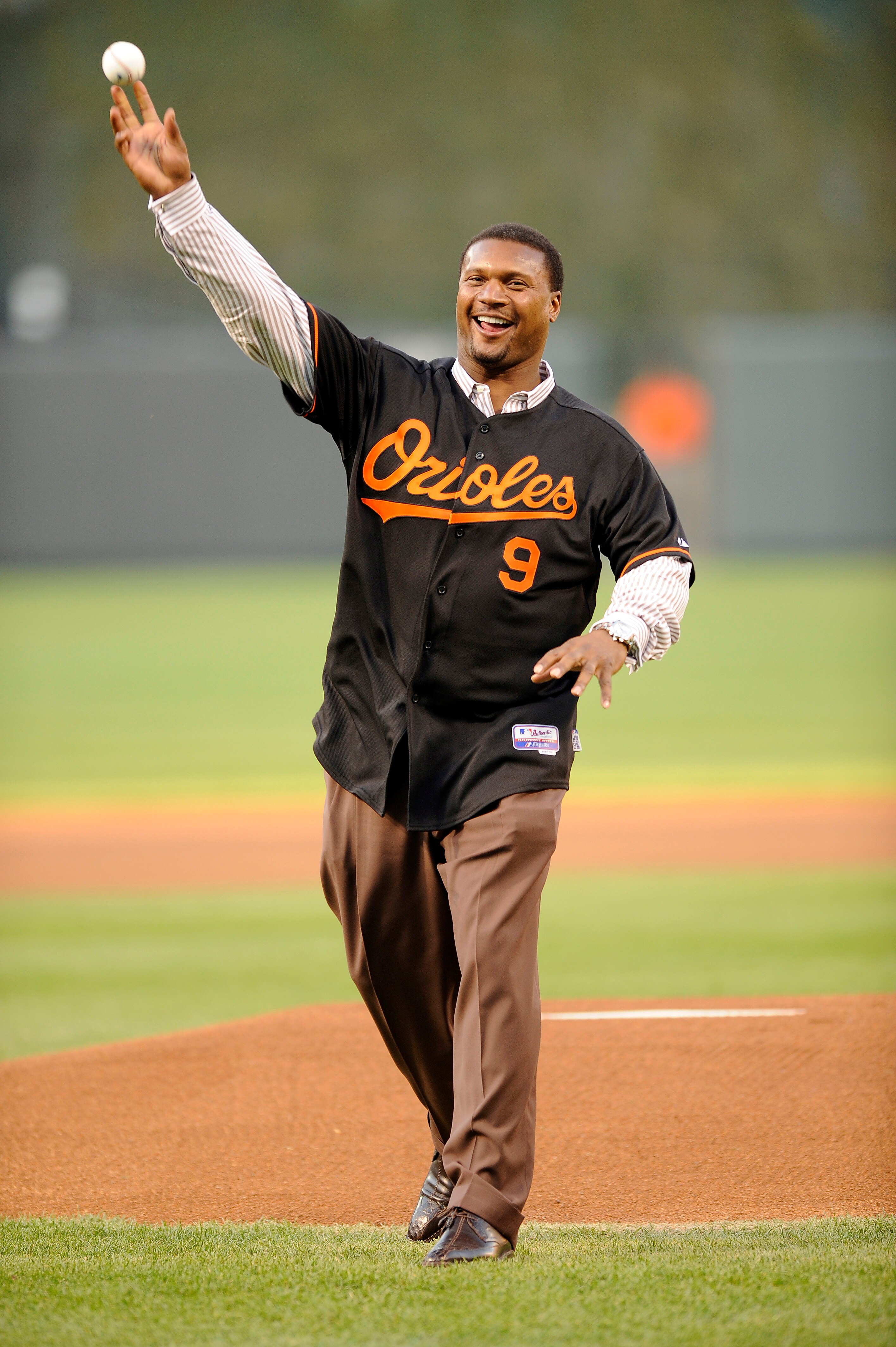 BALTIMORE - APRIL 18:  Former Baltimore Ravens quarterback Steve McNair throws out the opening pitch before the game between the New York Yankees and the Baltimore Orioles April 18, 2008 at Camden Yards in Baltimore , Maryland.  (Photo by Greg Fiume/Getty