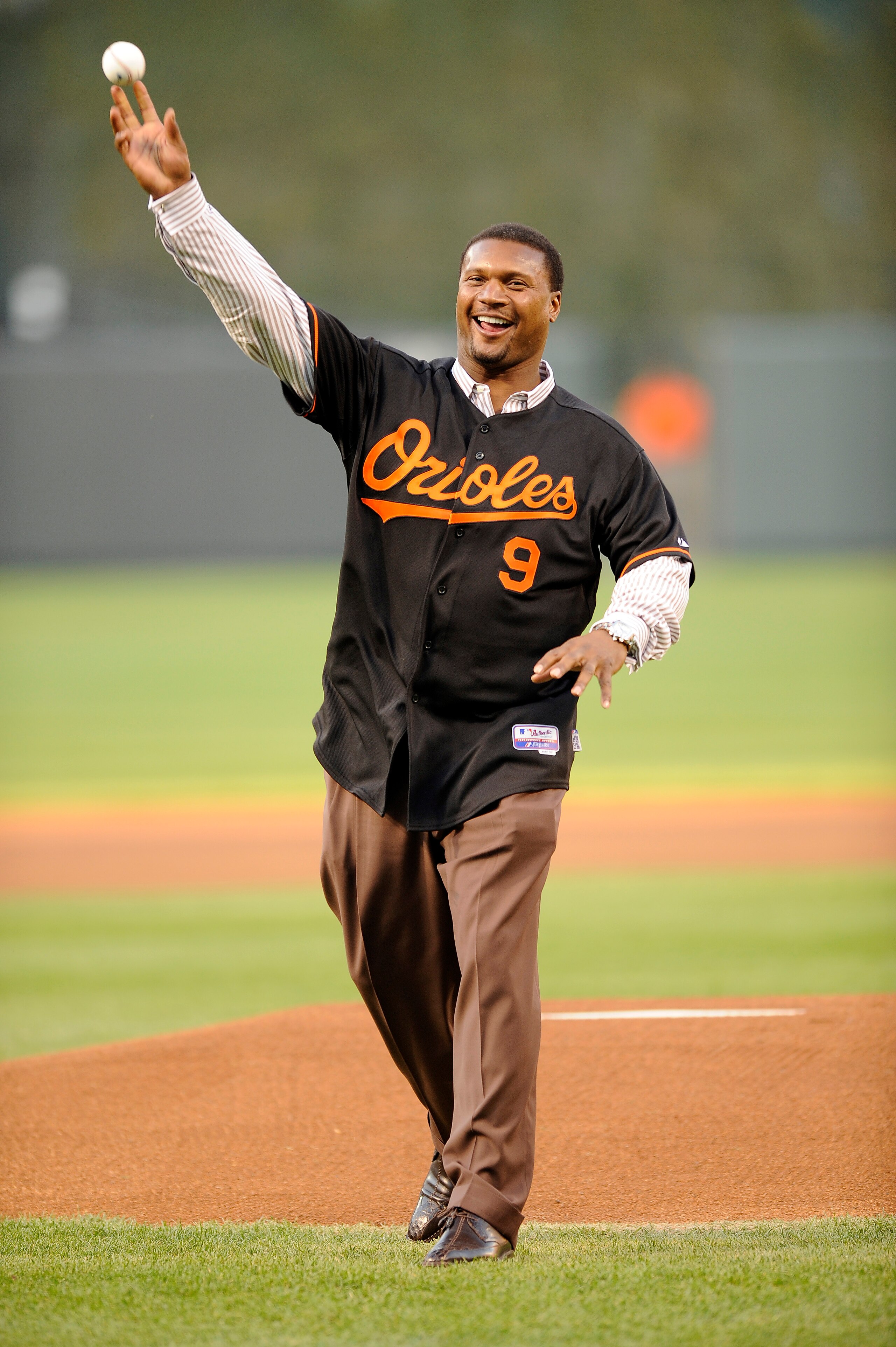 BALTIMORE - APRIL 18:  Former Baltimore Ravens quarterback Steve McNair throws out the opening pitch before the game between the New York Yankees and the Baltimore Orioles April 18, 2008 at Camden Yards in Baltimore , Maryland.  (Photo by Greg Fiume/Getty