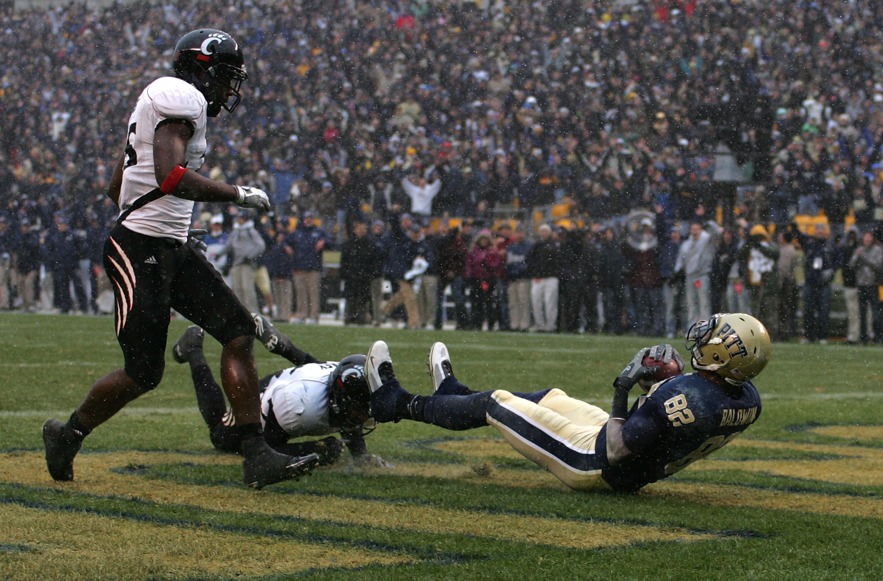 PITTSBURGH - DECEMBER 05:  Jonathan Baldwin #82 of the University of Pittsburgh Panthers catches a touchdown in the fourth quarter against the Cincinnati Bearcats on December 5, 2009 at Heinz Field in Pittsburgh, Pennsylvania. (Photo by Jared Wickerham/Ge