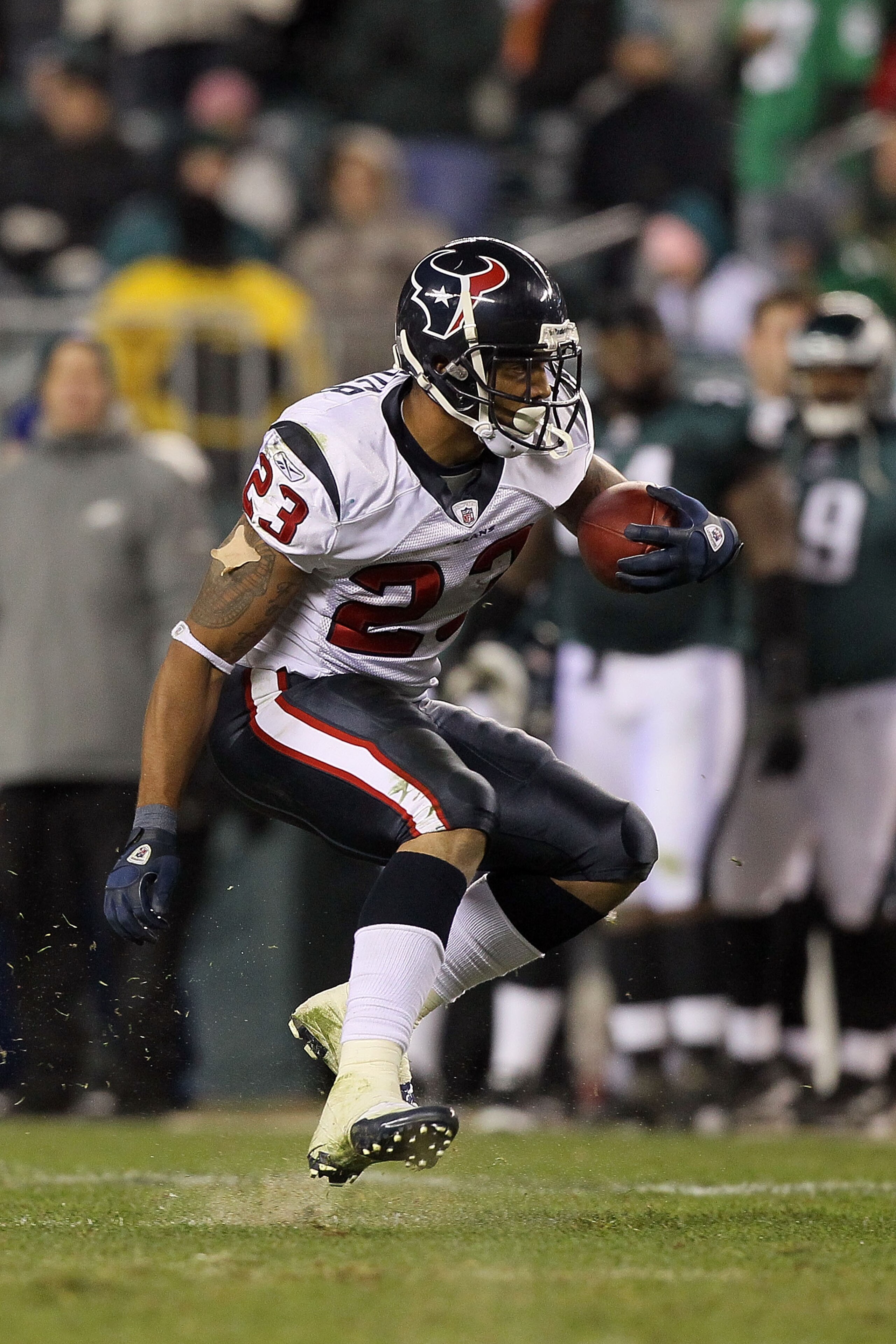 PHILADELPHIA, PA - DECEMBER 02: Arian Foster #23 of the Houston Texans runs with the ball against the Philadelphia Eagles at Lincoln Financial Field on December 2, 2010 in Philadelphia, Pennsylvania. (Photo by Jim McIsaac/Getty Images) PHILADELPHIA, PA - DECEMBER 02: Arian Foster #23 of the Houston Texans runs with the ball against the Philadelphia Eagles at Lincoln Financial Field on December 2, 2010 in Philadelphia, Pennsylvania. (Photo by Jim McIsaac/Getty Images)