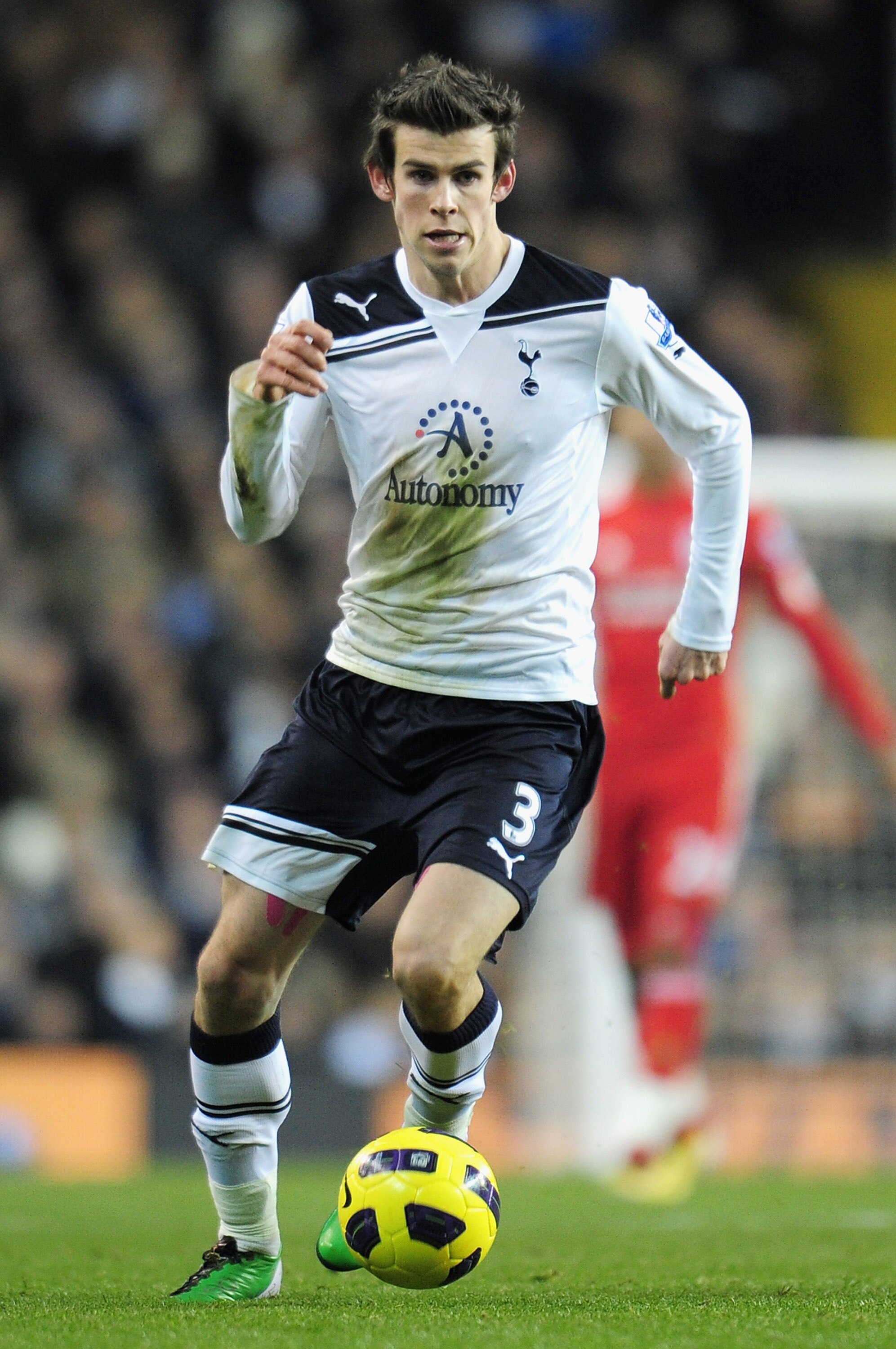 LONDON, ENGLAND - NOVEMBER 28:  Gareth Bale of Tottenham Hotspur runs with the ball during the Barclays Premier League match between Tottenham Hotspur and Liverpool at White Hart Lane on November 28, 2010 in London, England.  (Photo by Shaun Botterill/Get