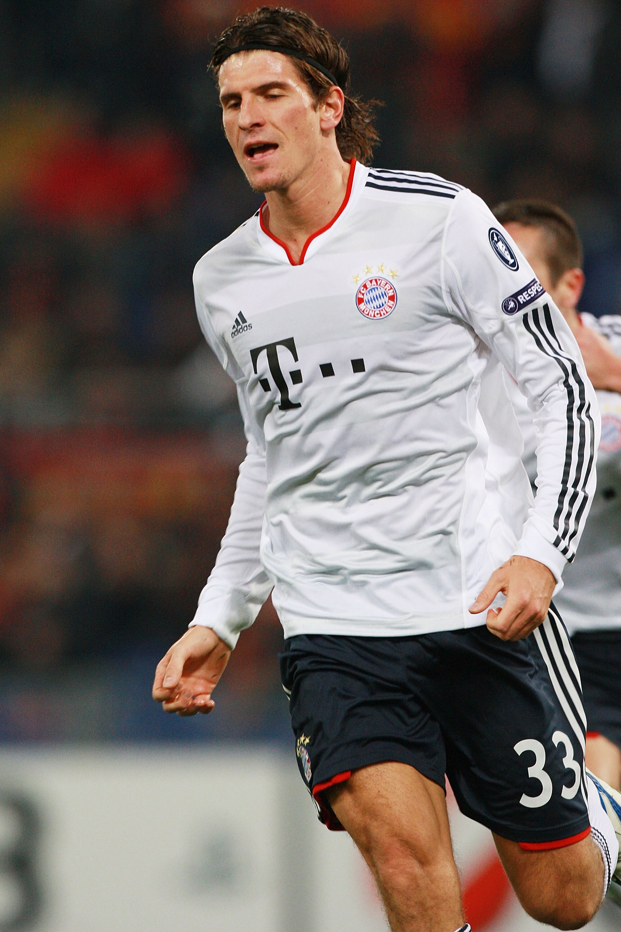 ROME - NOVEMBER 23:  Mario Gomez of  FC Bayern Muenchen celebrates after scoring the opening goal during the UEFA Champions League Group E match between AS Roma and FC Bayern Muenchen at Stadio Olimpico on November 23, 2010 in Rome, Italy.  (Photo by Paol