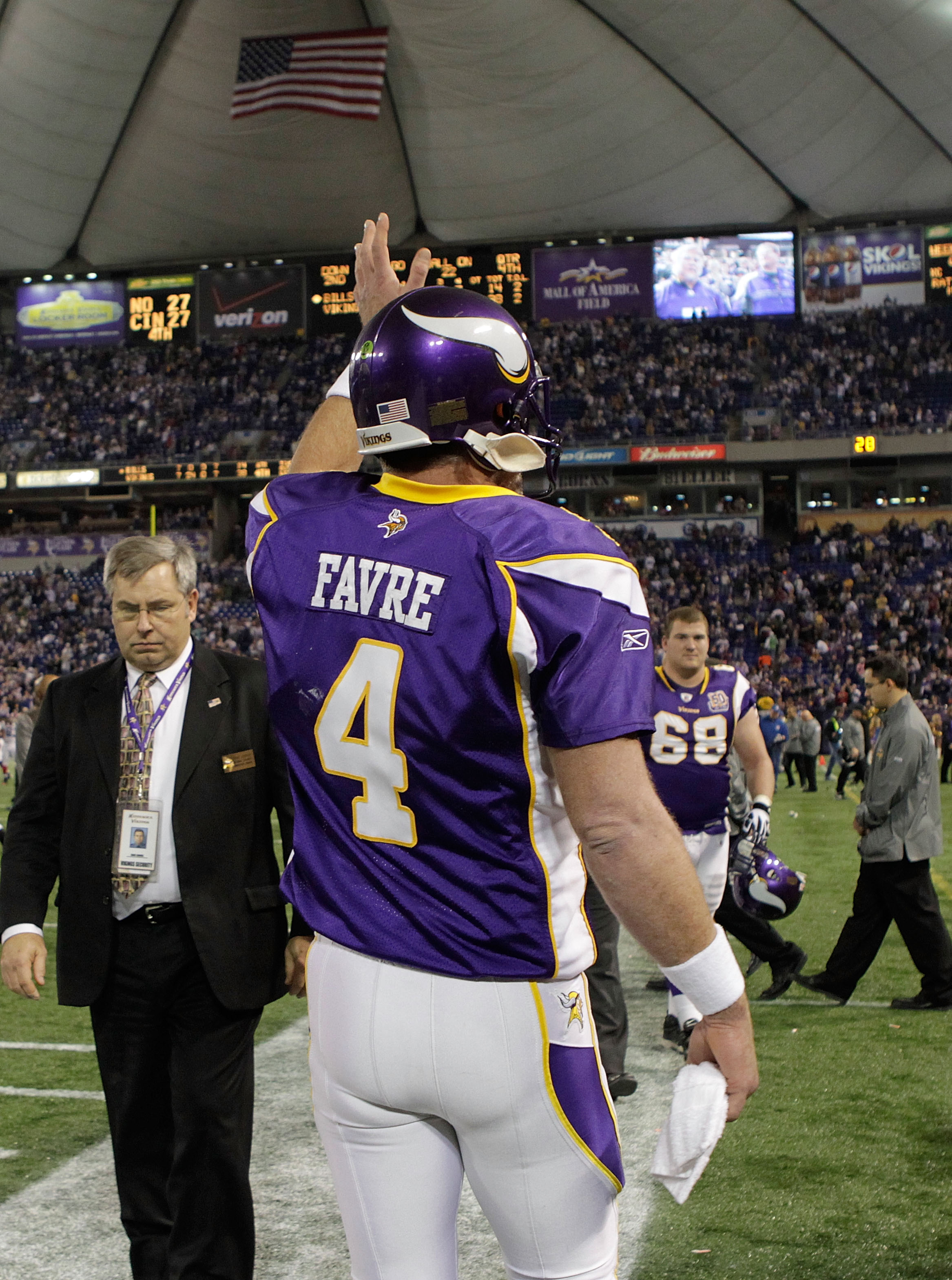 MINNEAPOLIS, MN - DECEMBER 05:  Brett Favre #4 of the Minnesota Vikings waves as he leaves the field after defeating the Buffalo Bills at the Mall of America Field at the Hubert H. Humphrey Metrodome on December 5, 2010 in Minneapolis, Minnesota.  (Photo