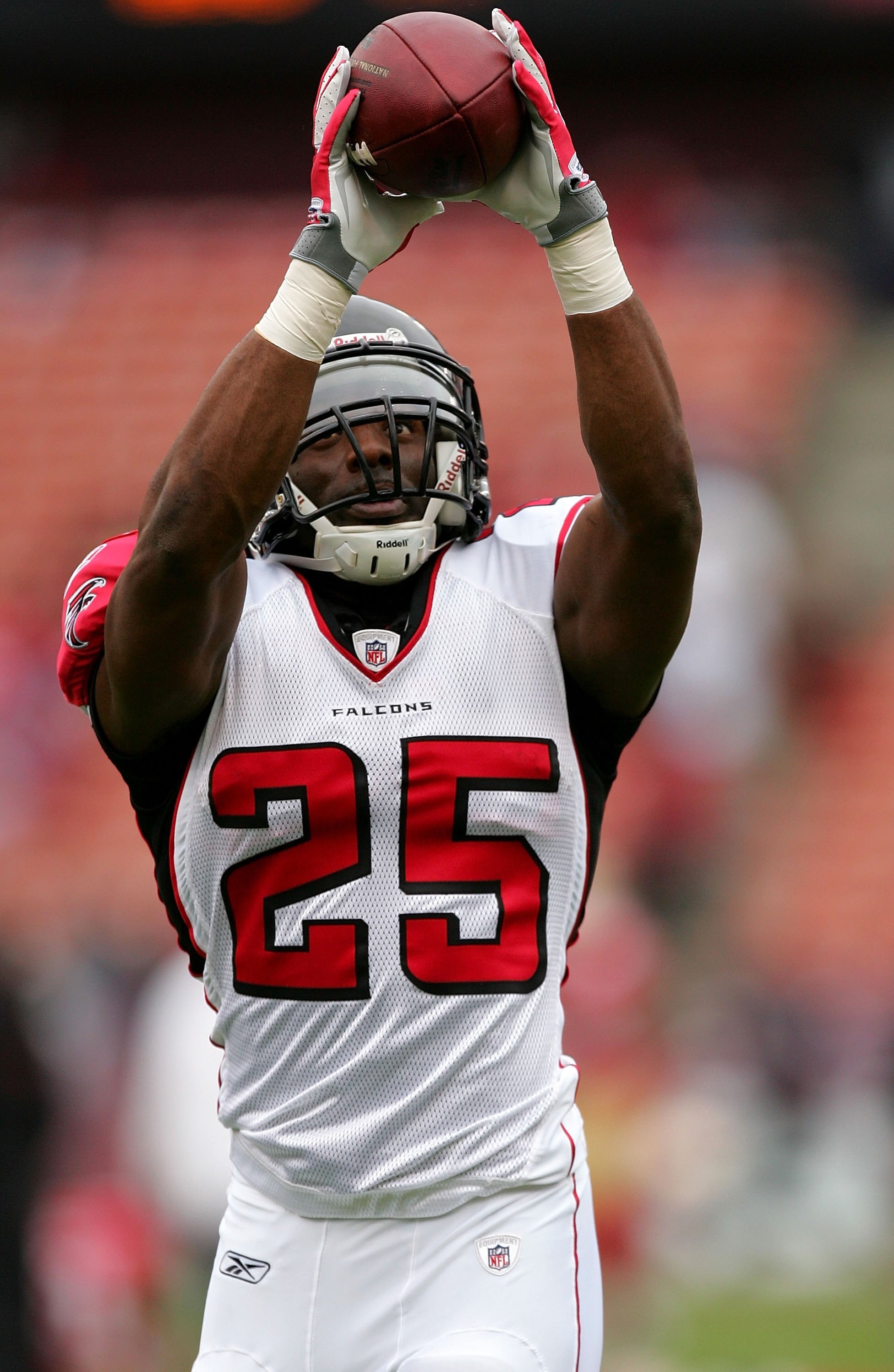 SAN FRANCISCO - OCTOBER 11:  William Moore #25 of the Atlanta Falcons warms up before their game against the San Francisco 49ers at Candlestick Park on October 11, 2009 in San Francisco, California.  (Photo by Ezra Shaw/Getty Images)