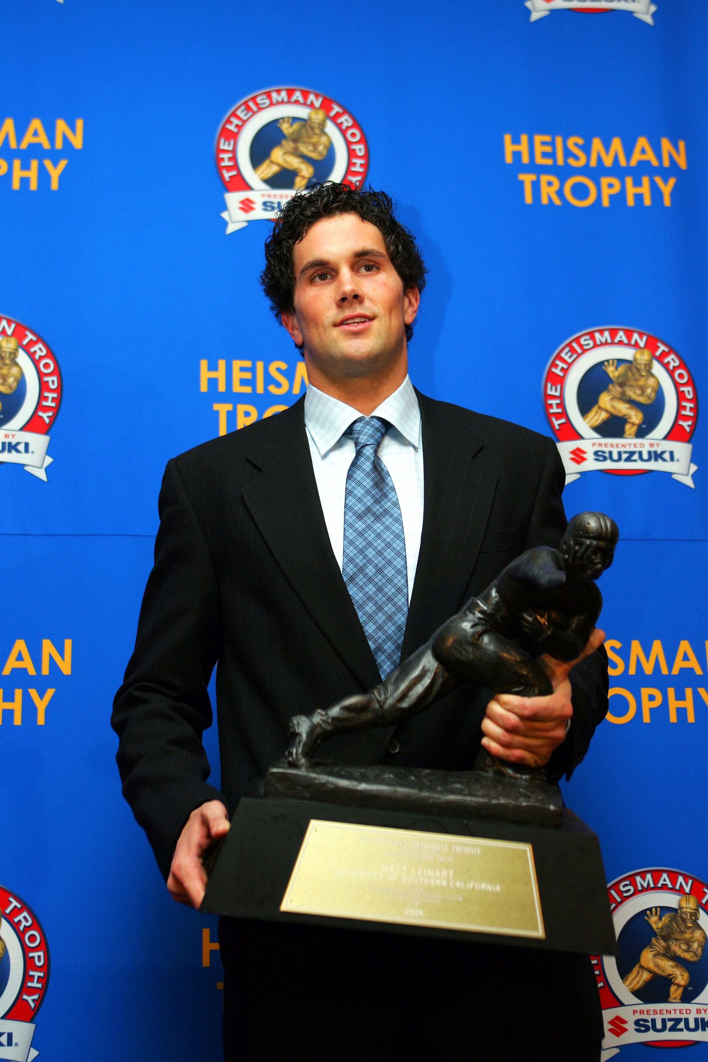 NEW YORK - DECEMBER 11:  Quarterback Matt Leinart of the University of Southern California Trojans wins the 2004 Heisman Trophy on December 11, 2004 in New York City. (Photo by Chris Trotman/Getty Images)