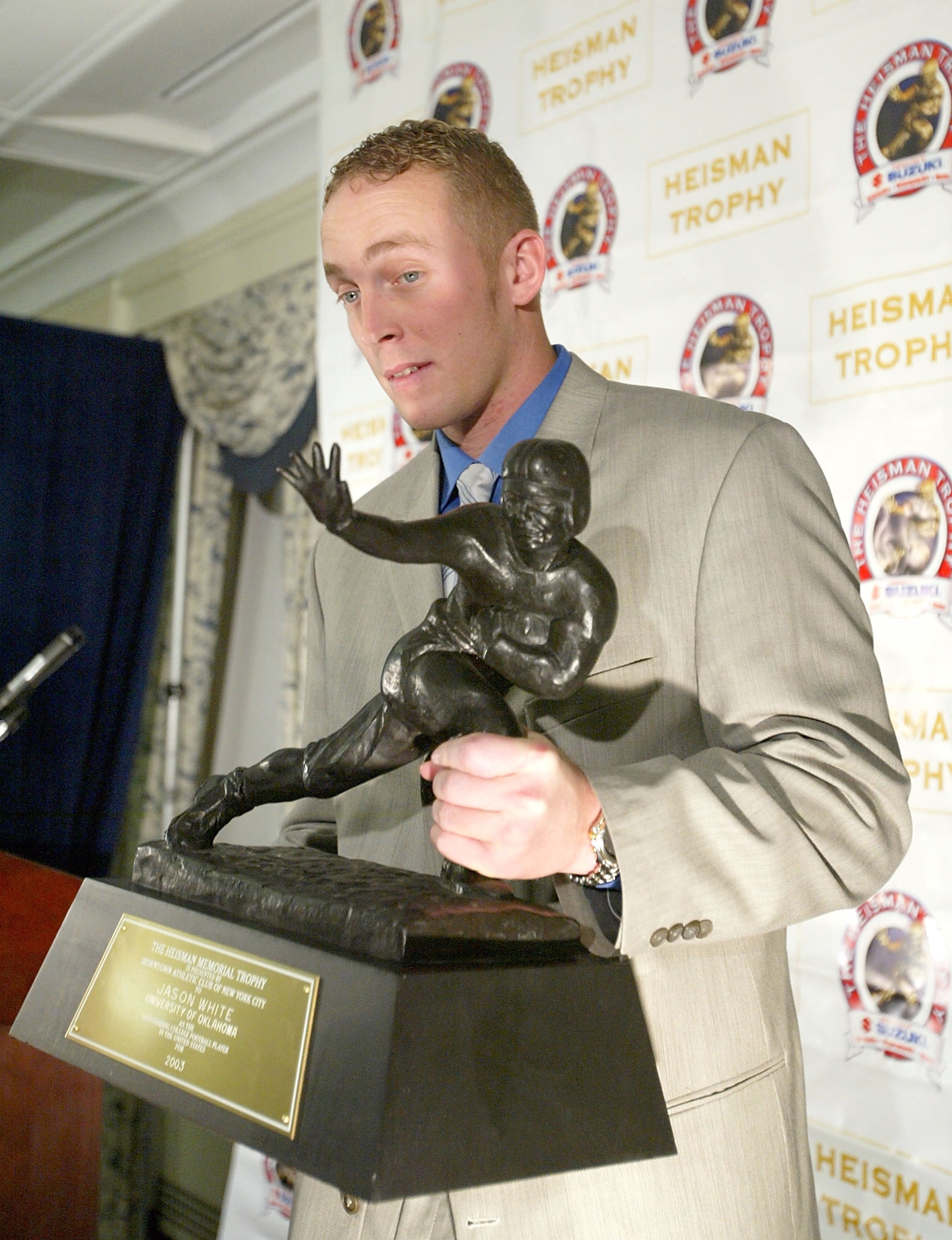 NEW YORK CITY - DECEMBER 13:  Jason White of the University of  Oklahoma Sooners wins the 2003 Heisman Trophy voting on December 13, 2003 at the Yale Club in New York City.  (Photo by Ezra Shaw/Getty Images)
