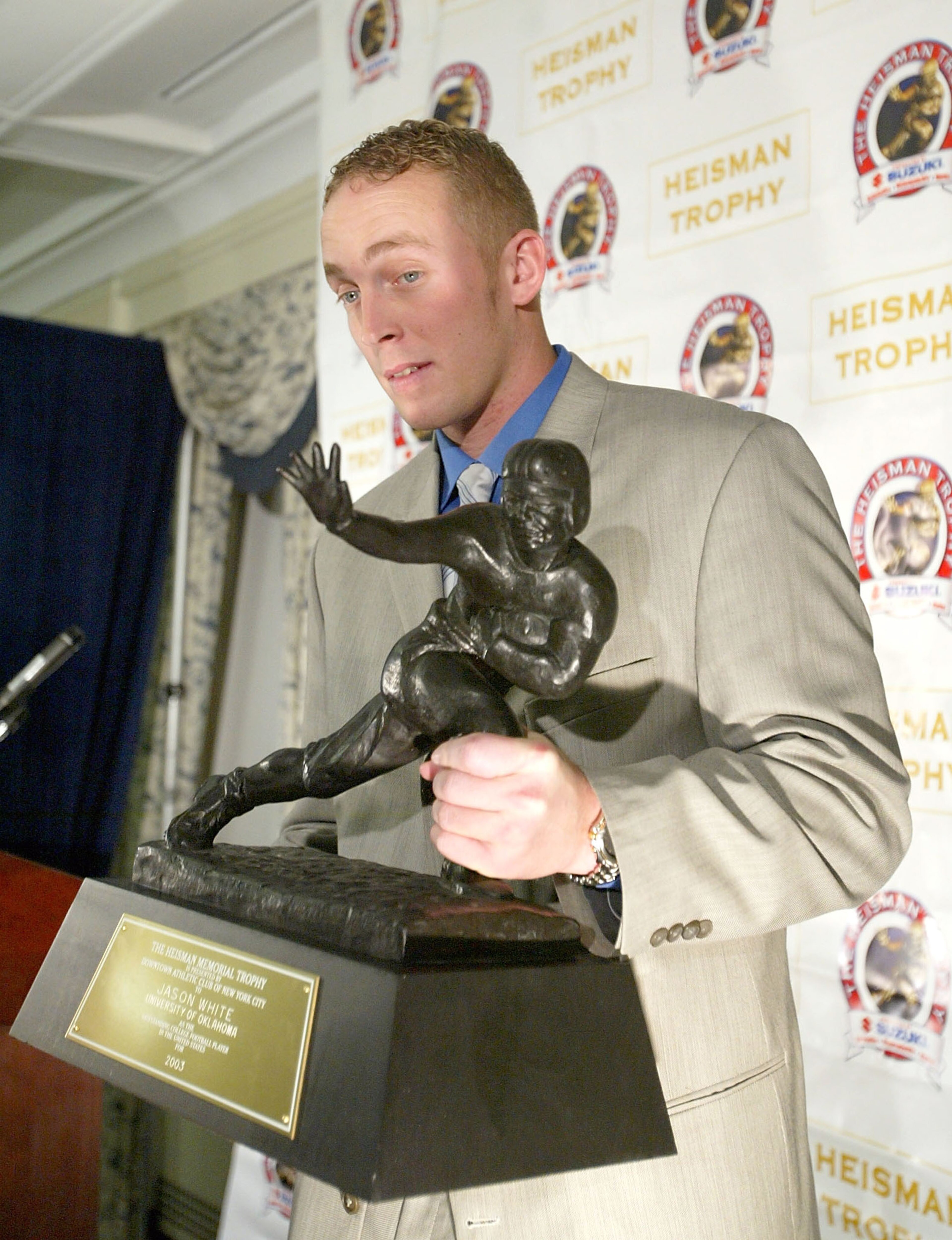 NEW YORK CITY - DECEMBER 13:  Jason White of the University of  Oklahoma Sooners wins the 2003 Heisman Trophy voting on December 13, 2003 at the Yale Club in New York City.  (Photo by Ezra Shaw/Getty Images)