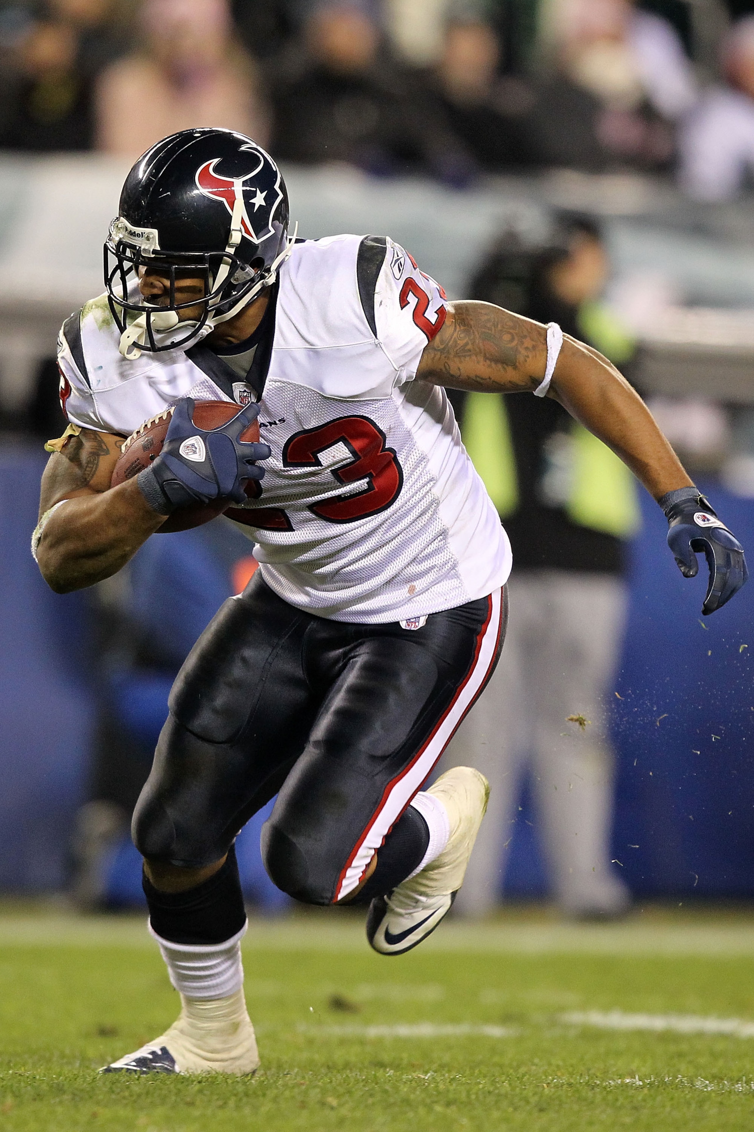 PHILADELPHIA, PA - DECEMBER 02:  Arian Foster #23 of the Houston Texans scores on a 14-yard touchdown reception in the third quarter against the Philadelphia Eagles at Lincoln Financial Field on December 2, 2010 in Philadelphia, Pennsylvania.  (Photo by A