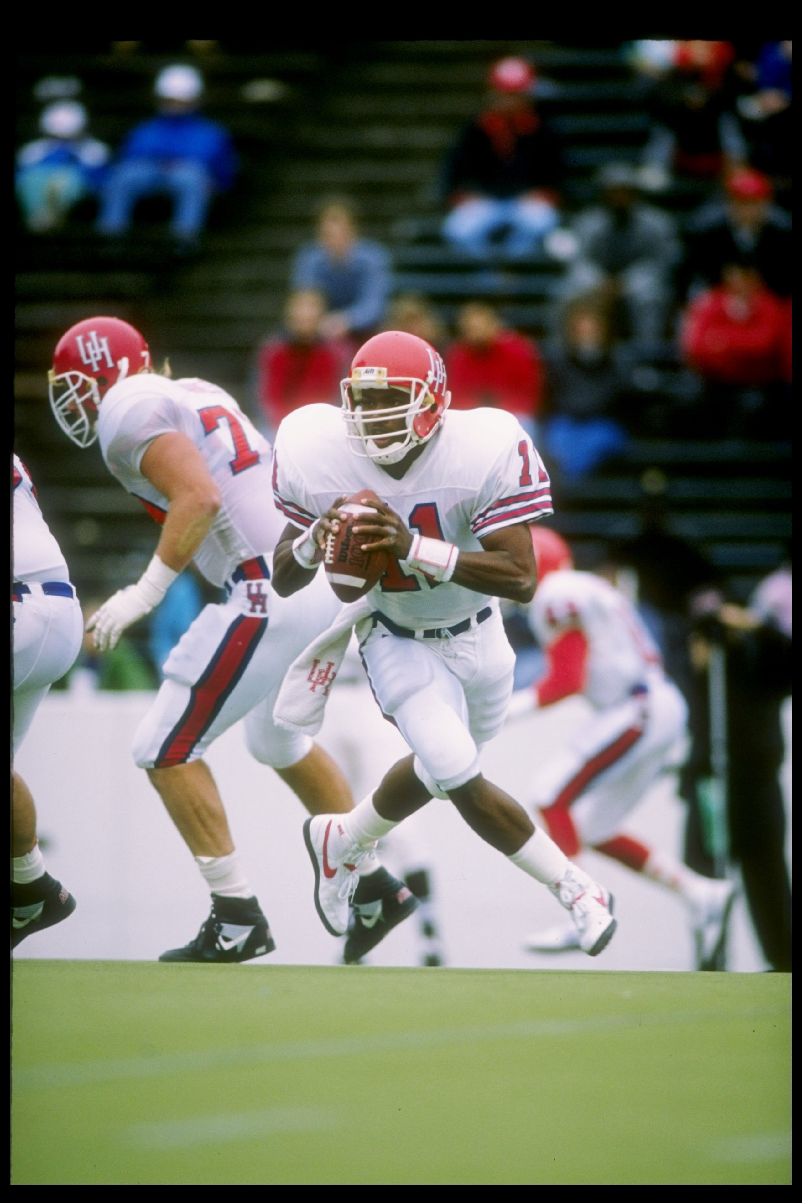 2 Dec 1989: Quarterback Andre Ware #11 of the Houston Cougars in action during a game against the Rice Owls in Houston, Texas. The Houston Cougars won the game 64-0.