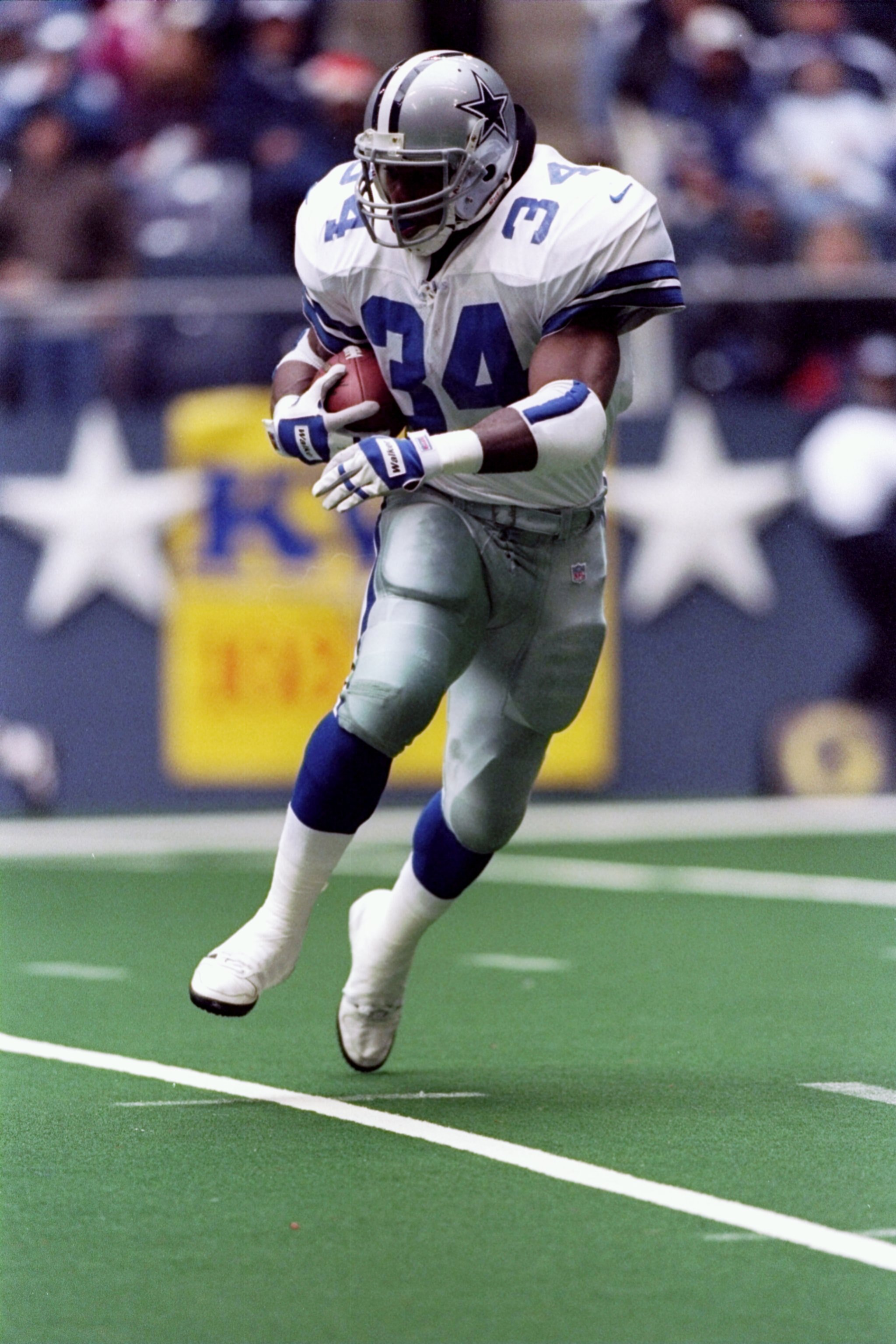 21 Dec 1997:  Running back Herschel Walker of the Dallas Cowboys runs down the field during a game against the New York Giants at Texas Stadium in Irving, Texas.  The Giants won the game 20-7. Mandatory Credit: Stephen Dunn  /Allsport