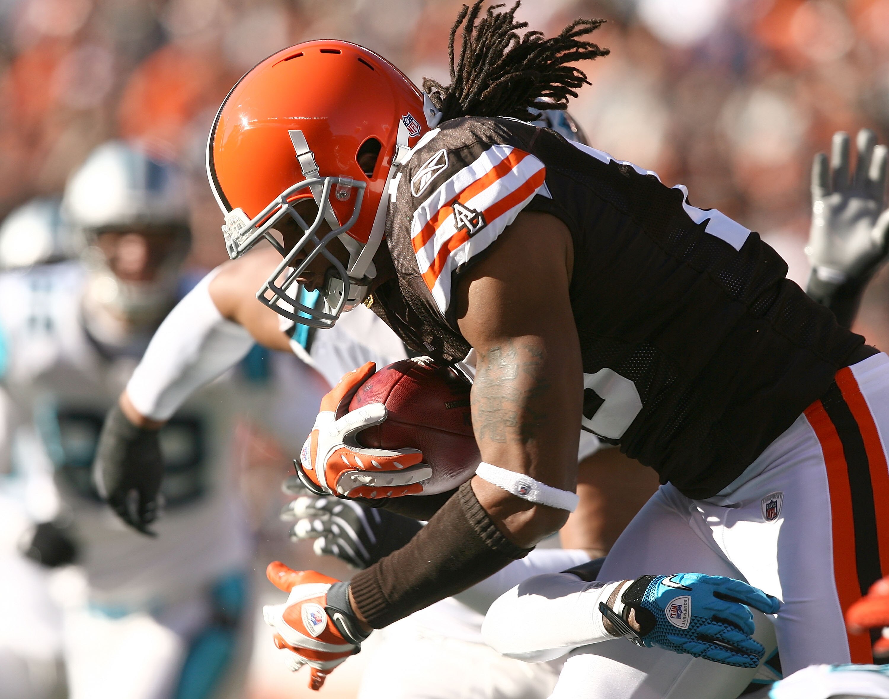 CLEVELAND - NOVEMBER 28:  Wide receiver Joshua Cribbs #16 of the Cleveland Browns runs the ball against the Carolina Panthers at Cleveland Browns Stadium on November 28, 2010 in Cleveland, Ohio.  (Photo by Matt Sullivan/Getty Images)