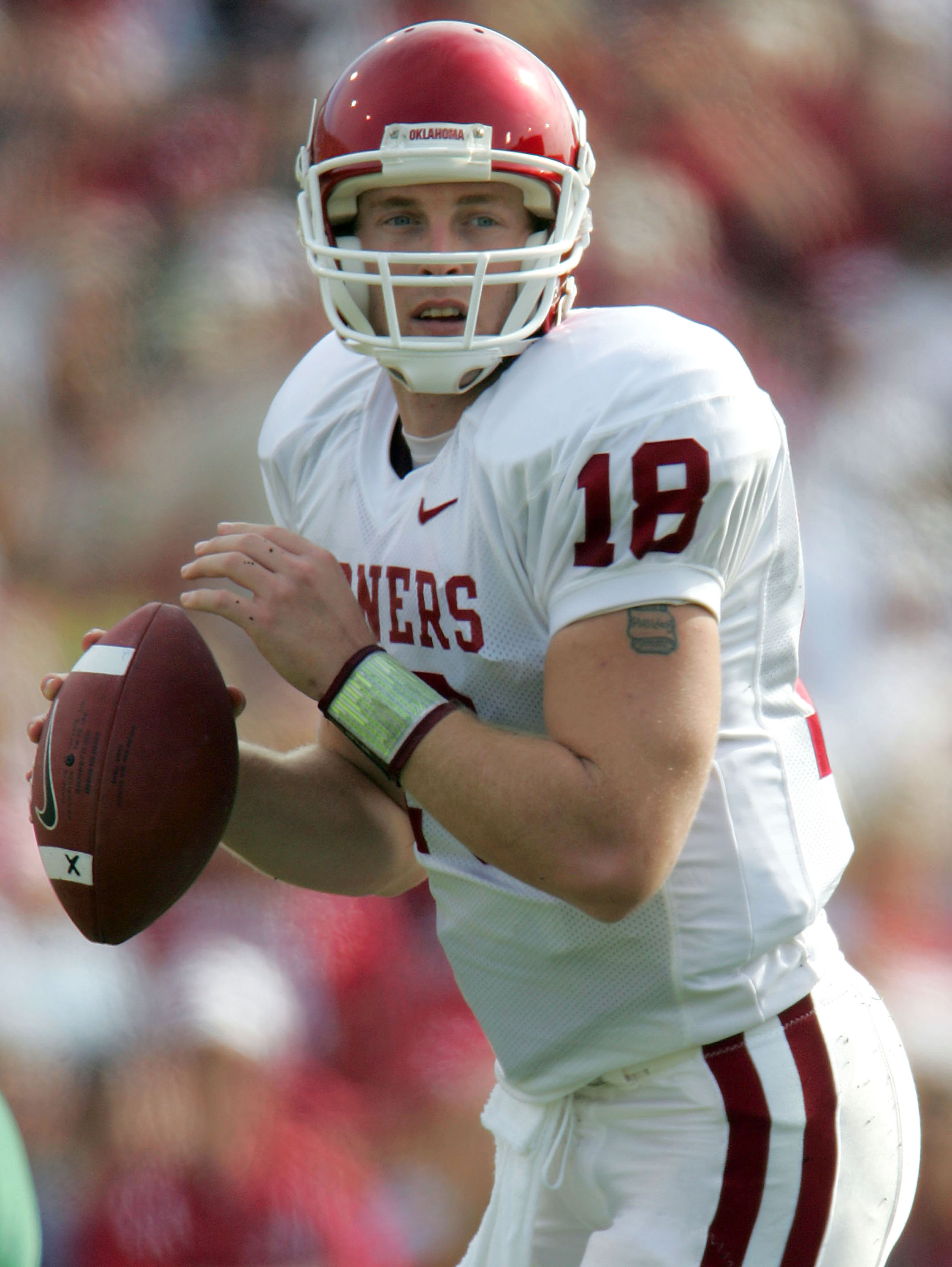 WACO, TX - NOVEMBER 20:  Quarterback Jason White #18 of the University of Oklahoma Sooners looks to pass against the Baylor University Bears on November 20, 2004 at Floyd Casey Stadium in Waco, Texas.  (Photo by Ronald Martinez/Getty Images)