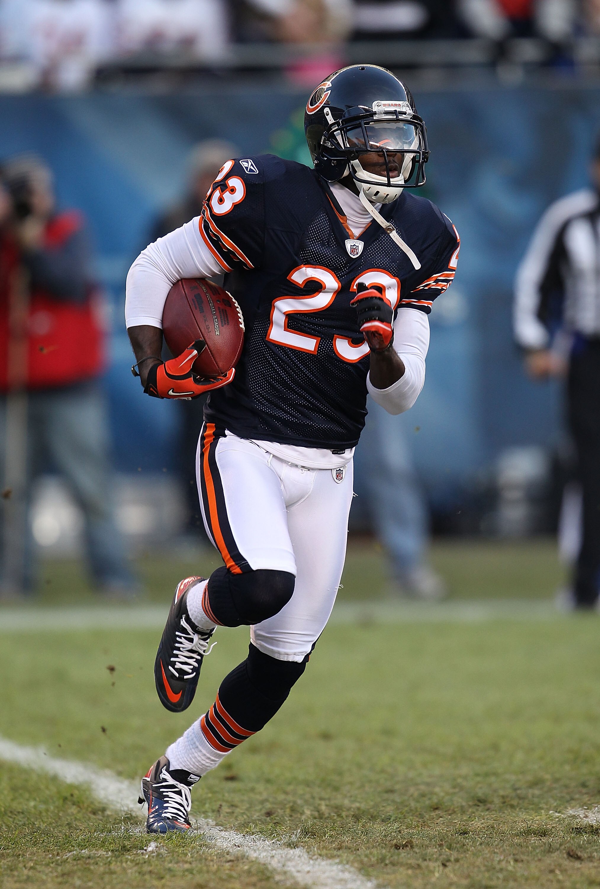 CHICAGO - NOVEMBER 28: Devin Hetser #23 of the Chicago Bears returns a kick against the Philadelphia Eagles at Soldier Field on November 28, 2010 in Chicago, Illinois. The Bears defeated the Eagles 31-26. (Photo by Jonathan Daniel/Getty Images)