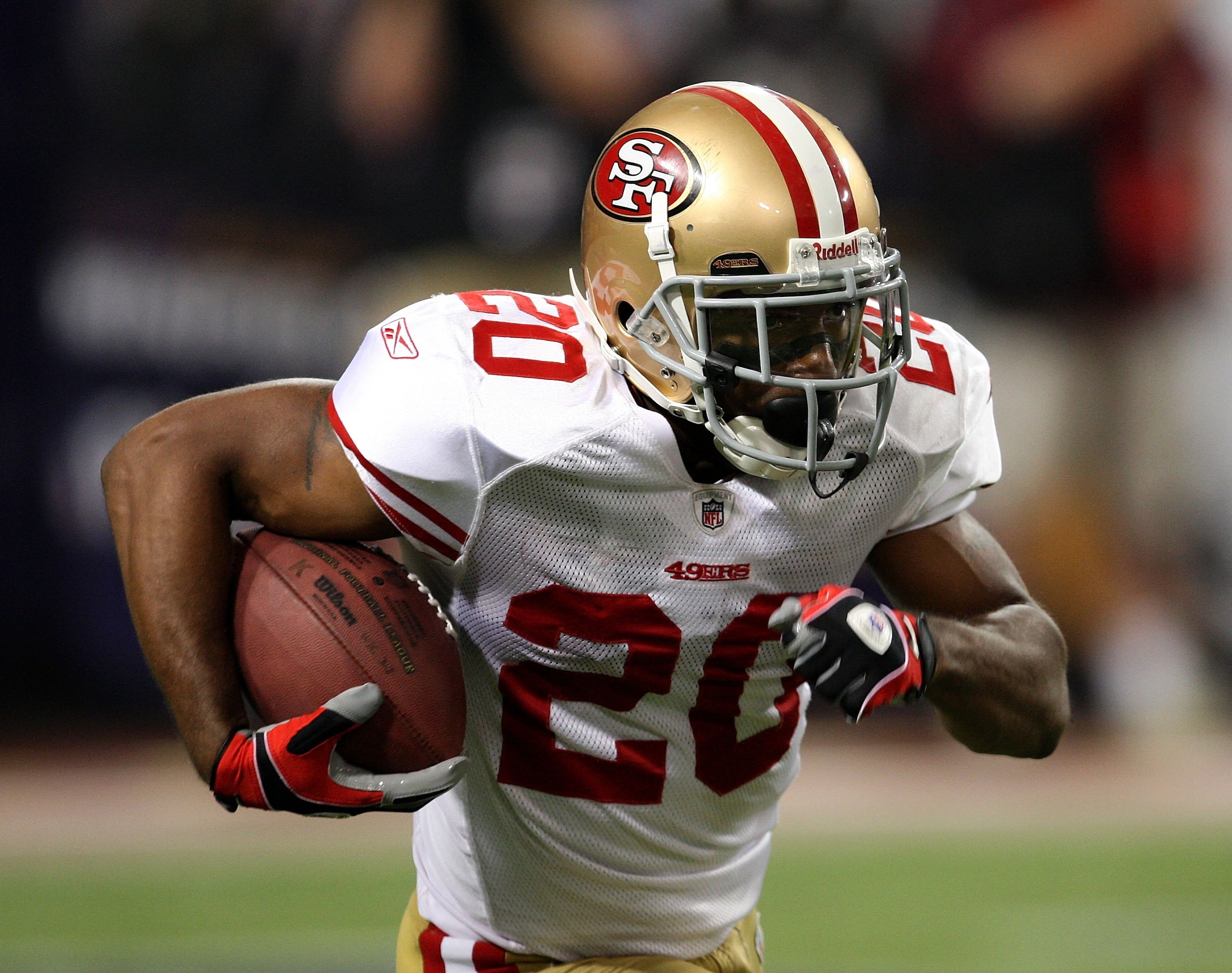 MINNEAPOLIS - SEPTEMBER 27: Allen Rossum #20 of the San Francisco 49ers runs with the ball against the Minnesota Vikings at the Hubert H. Humphrey Metrodome on September 27, 2009 in Minneapolis, Minnesota. The Vikings defeated the 49ers 27-24. (Photo by J MINNEAPOLIS - SEPTEMBER 27: Allen Rossum #20 of the San Francisco 49ers runs with the ball against the Minnesota Vikings at the Hubert H. Humphrey Metrodome on September 27, 2009 in Minneapolis, Minnesota. The Vikings defeated the 49ers 27-24. (Photo by J