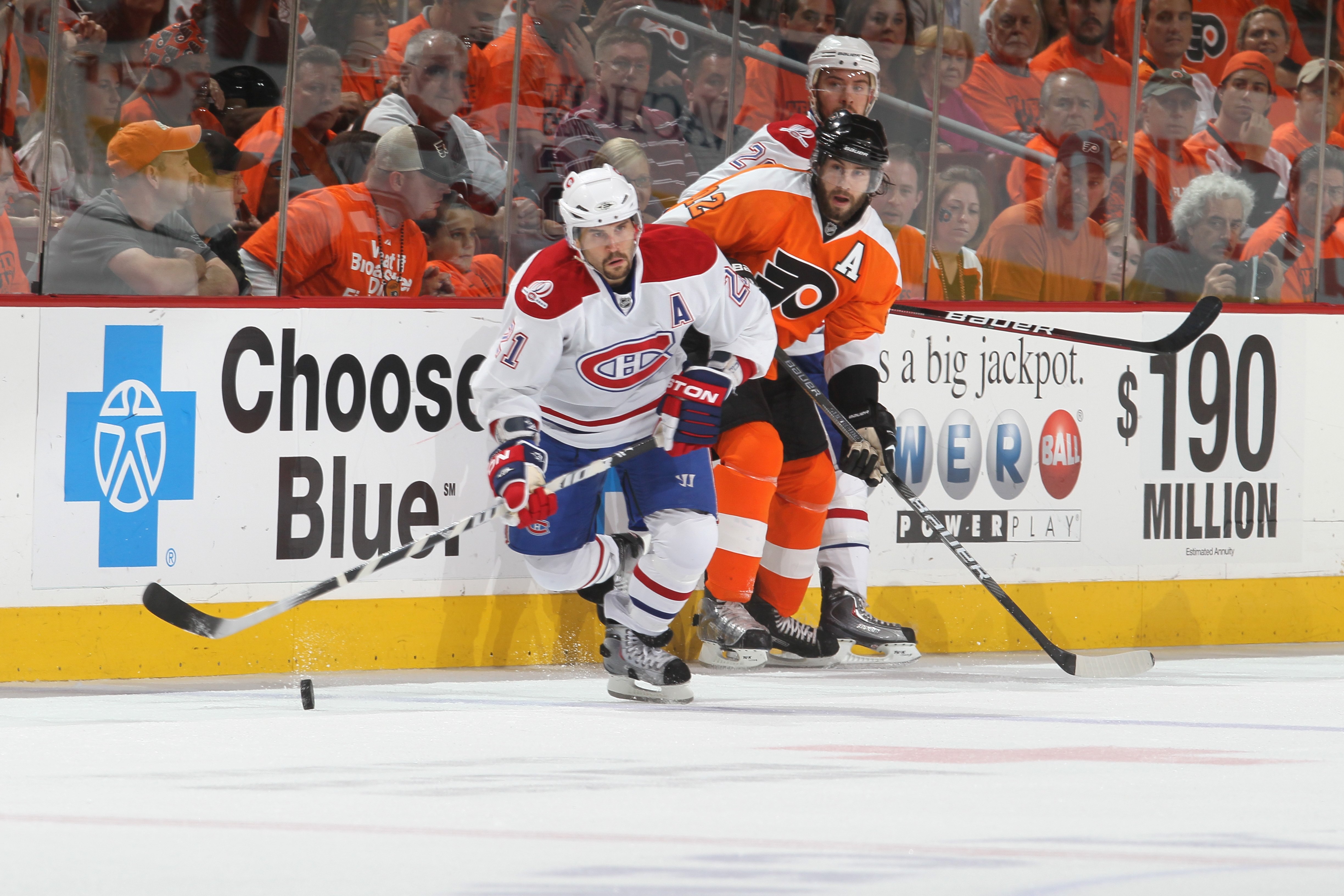 PHILADELPHIA - MAY 24:  Brian Gionta #21 of the Montreal Canadiens skates for the puck against Simon Gagne #12 of the Philadelphia Flyers in Game 5 of the Eastern Conference Finals during the 2010 NHL Stanley Cup Playoffs at Wachovia Center on May 24, 201