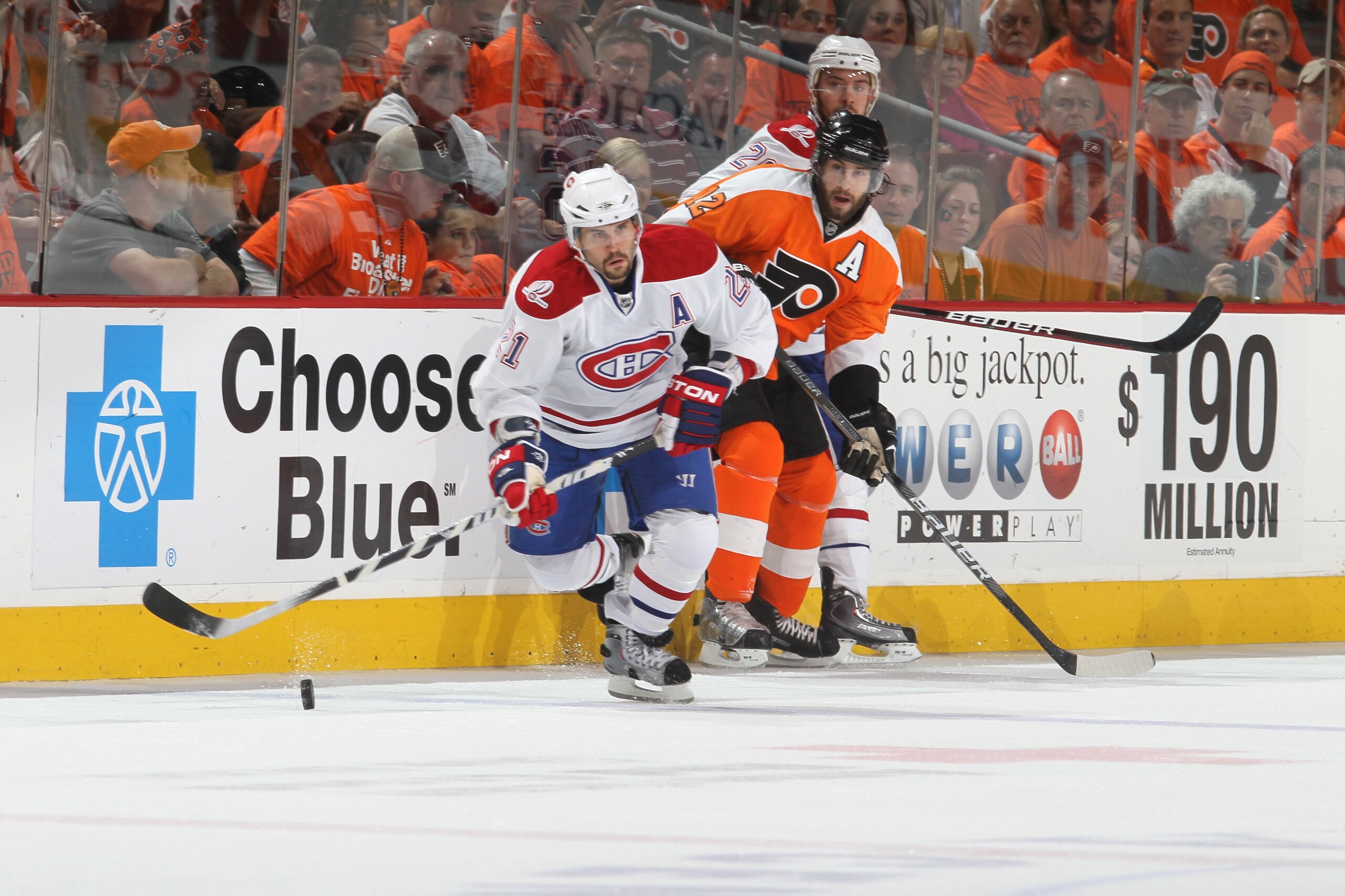 PHILADELPHIA - MAY 24: Brian Gionta #21 of the Montreal Canadiens skates for the puck against Simon Gagne #12 of the Philadelphia Flyers in Game 5 of the Eastern Conference Finals during the 2010 NHL Stanley Cup Playoffs at Wachovia Center on May 24, 201 PHILADELPHIA - MAY 24: Brian Gionta #21 of the Montreal Canadiens skates for the puck against Simon Gagne #12 of the Philadelphia Flyers in Game 5 of the Eastern Conference Finals during the 2010 NHL Stanley Cup Playoffs at Wachovia Center on May 24, 201