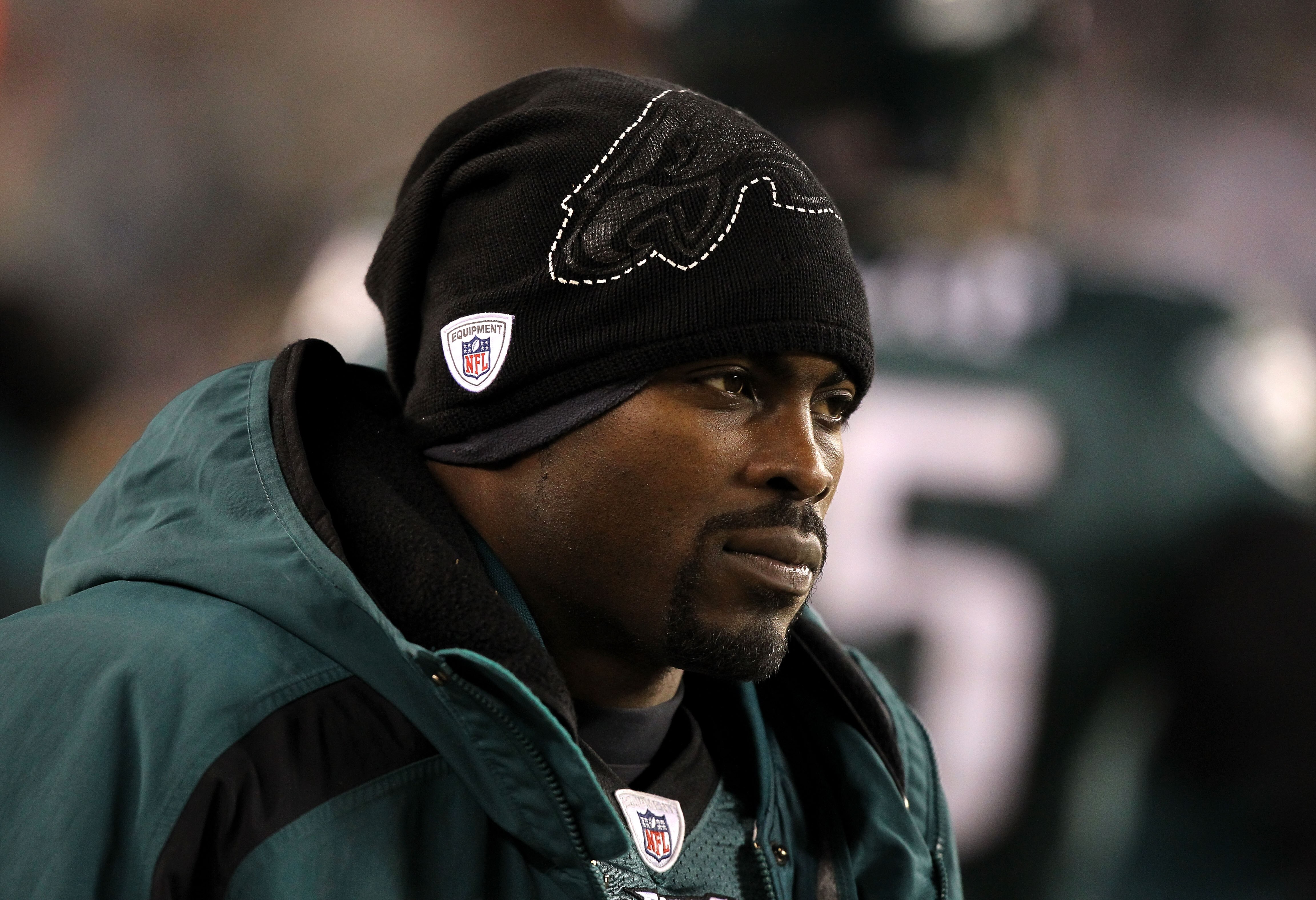 PHILADELPHIA, PA - DECEMBER 02:  Michael Vick #7 of the Philadelphia Eagles looks on against the Houston Texans at Lincoln Financial Field on December 2, 2010 in Philadelphia, Pennsylvania.  (Photo by Al Bello/Getty Images)