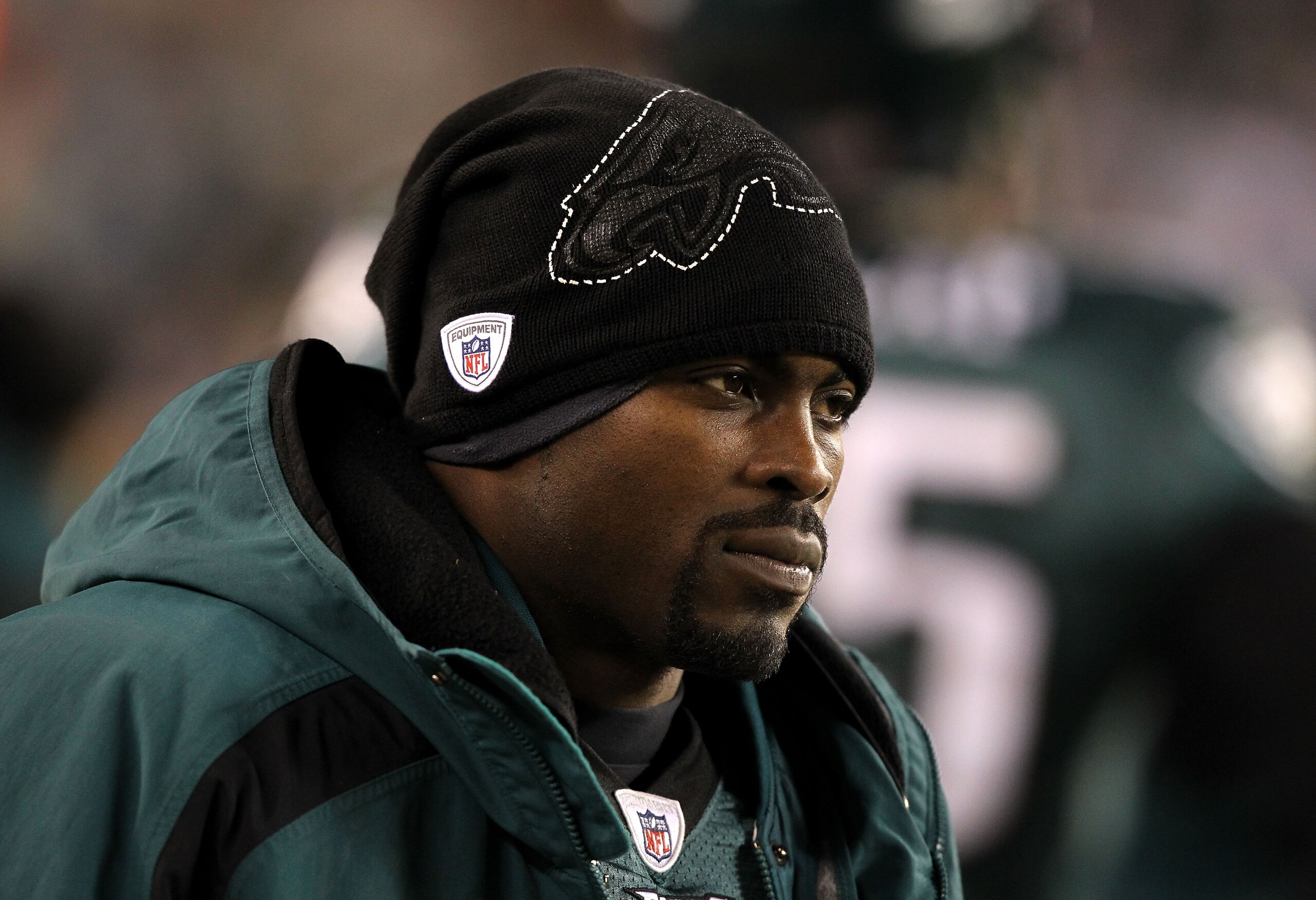 PHILADELPHIA, PA - DECEMBER 02:  Michael Vick #7 of the Philadelphia Eagles looks on against the Houston Texans at Lincoln Financial Field on December 2, 2010 in Philadelphia, Pennsylvania.  (Photo by Al Bello/Getty Images)